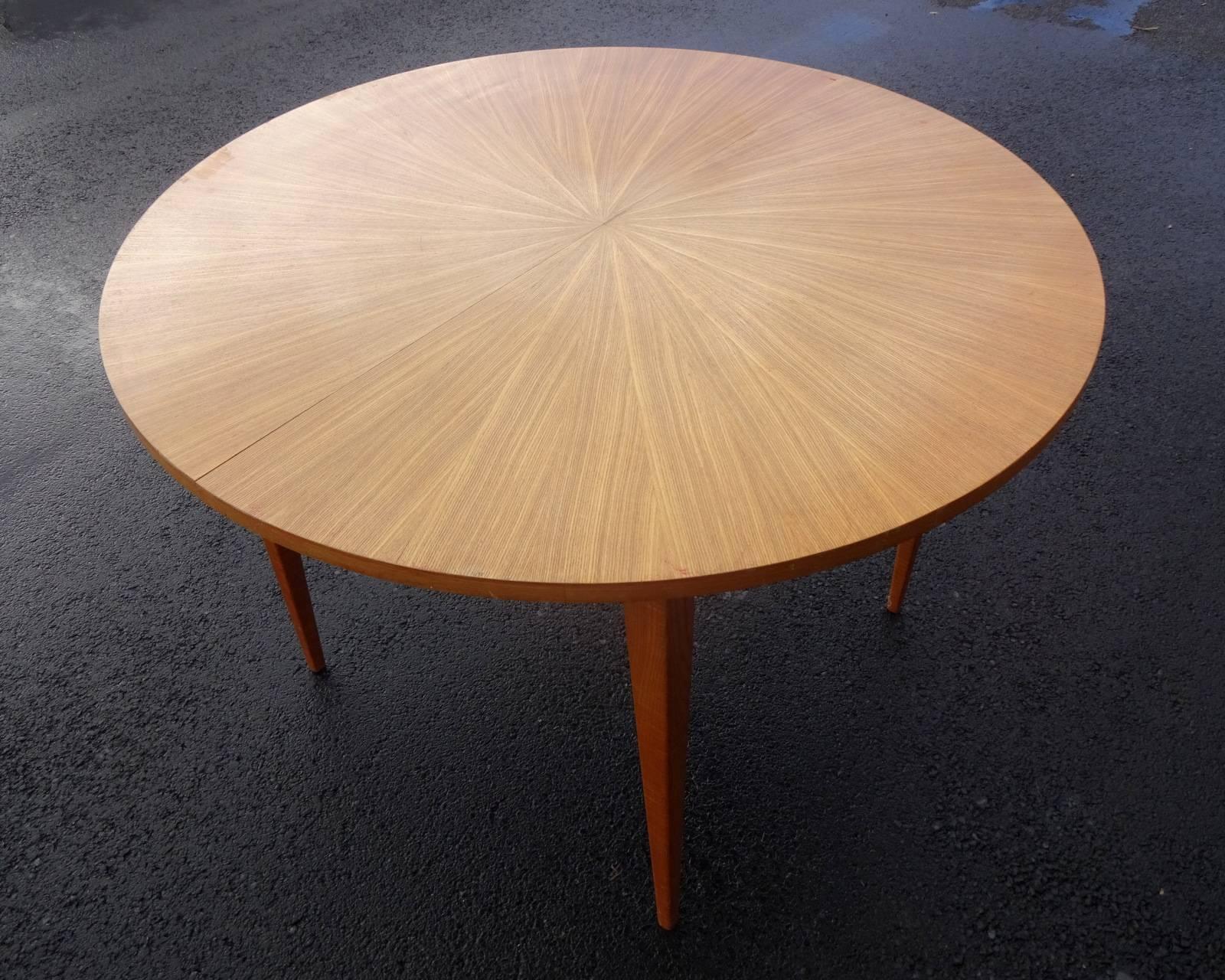 Dining table that extends to 160 centimetres with two leaves.