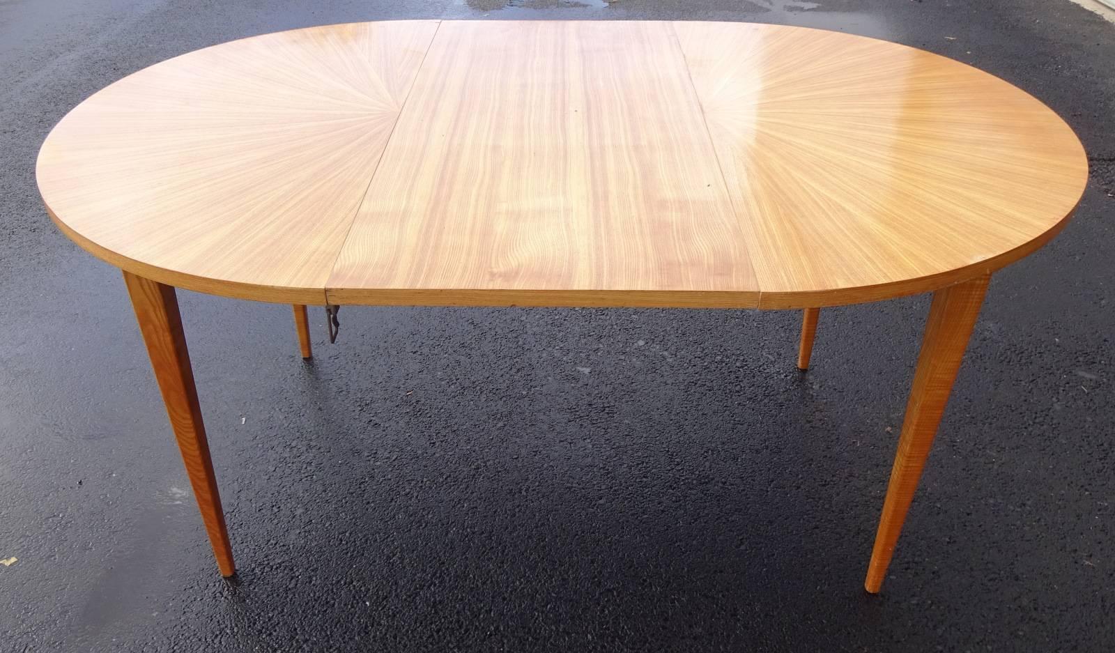 Starburst Design Round Dining Table In Good Condition In Brooklyn, NY