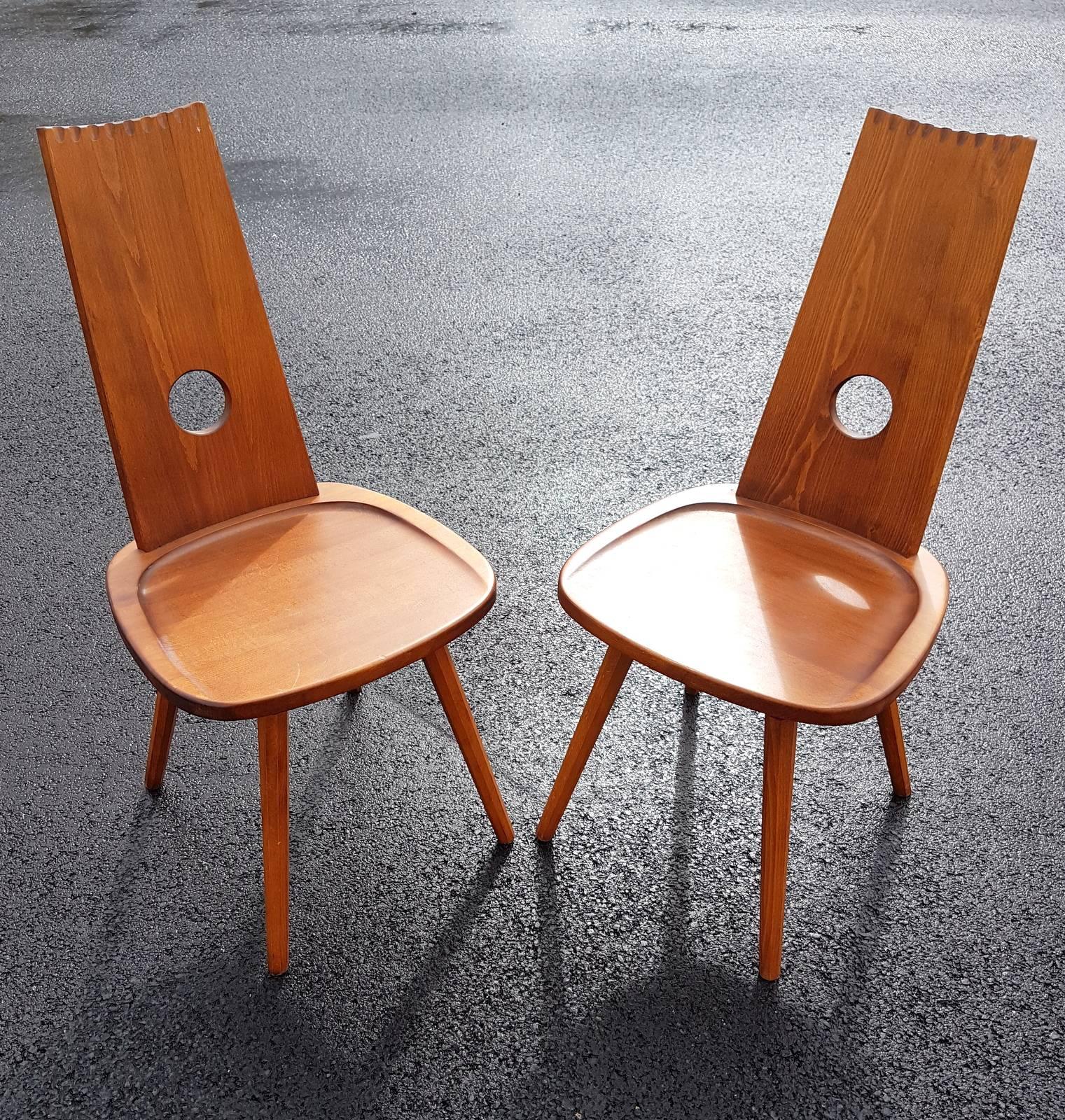 Very nice sculpted rustic chairs in plain wood. Close to the work of Chapo.