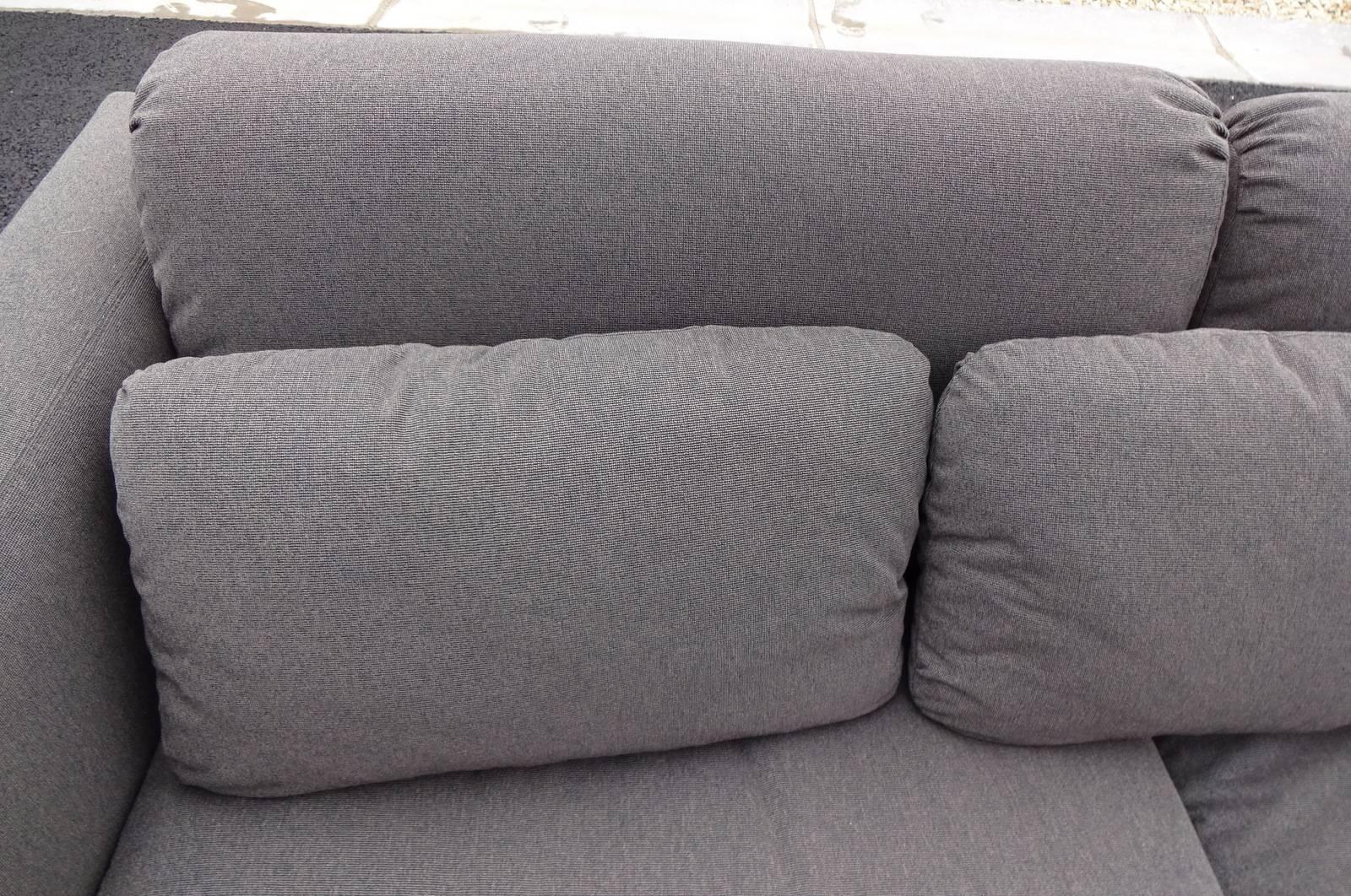 Sofa mit Untergestell aus gebürstetem Stahl in der Art von Michel Boyer im Angebot 1