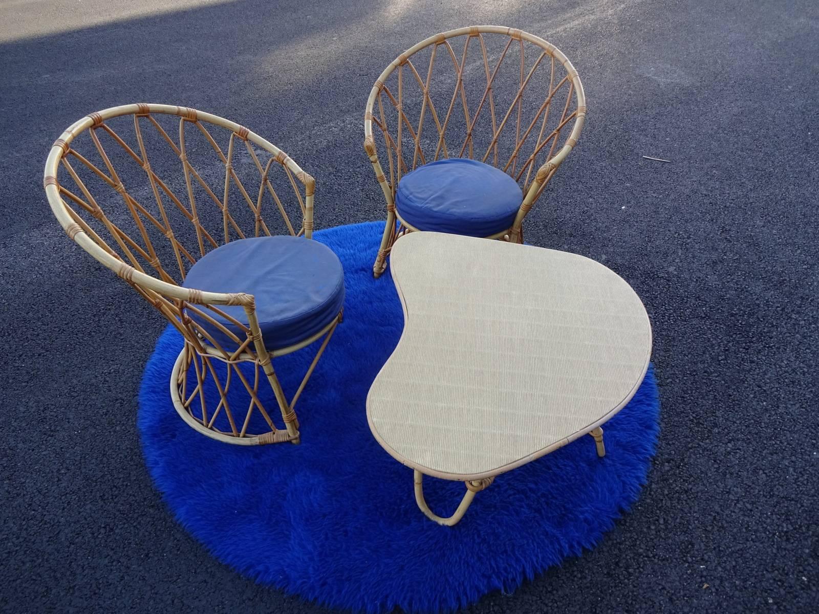 Sweet rattan chairs and matching table form the 1950s.
 