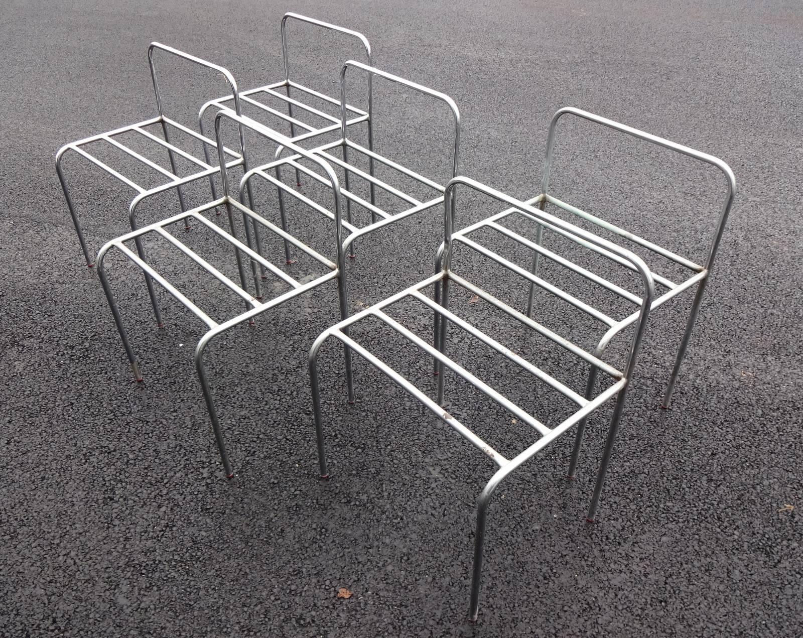 Set aus sechs stapelbaren Metallstühlen (Moderne) im Angebot
