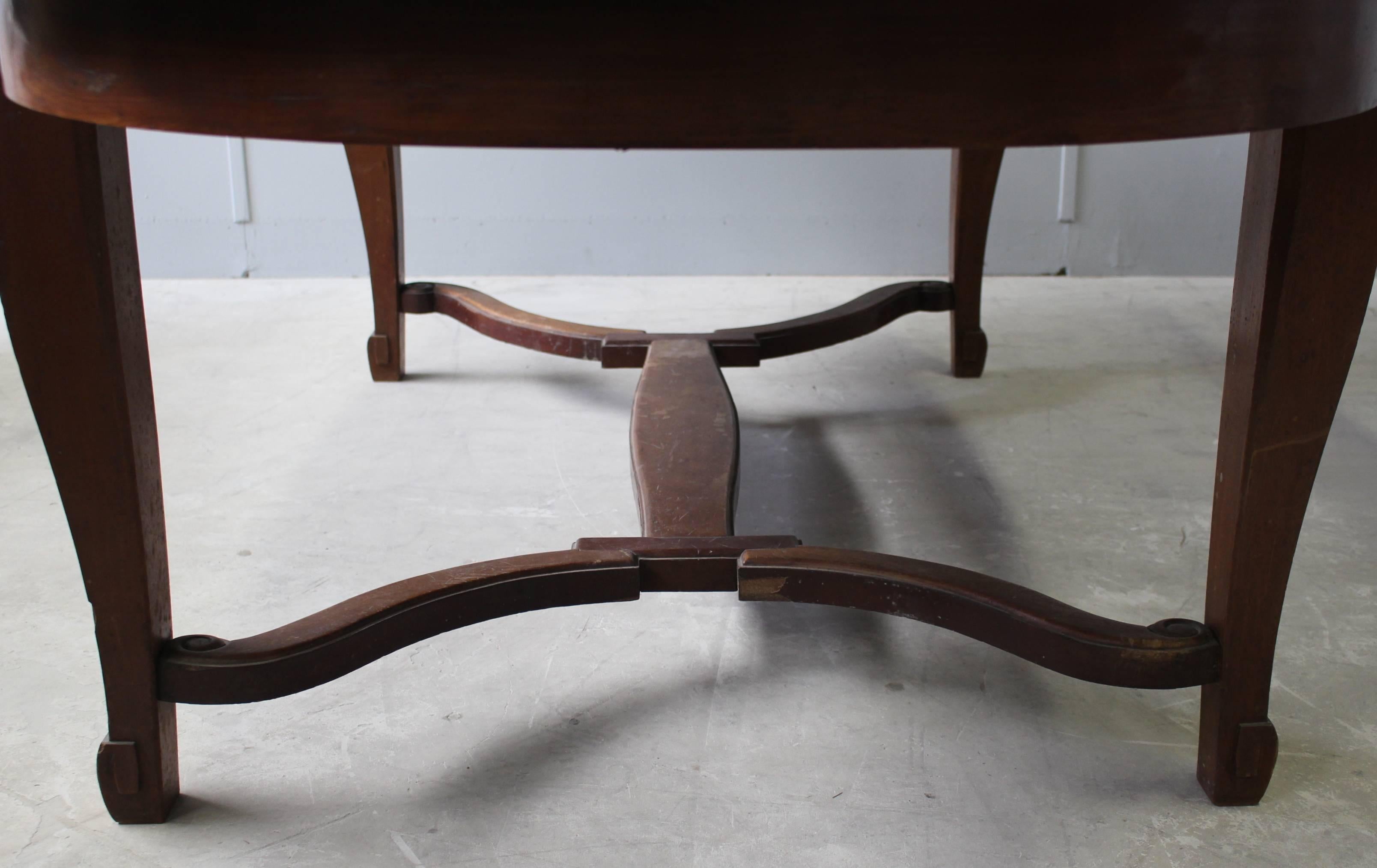 Milieu du XXe siècle Table de salle à manger Art Déco française en acajou à la manière d'Arbus en vente