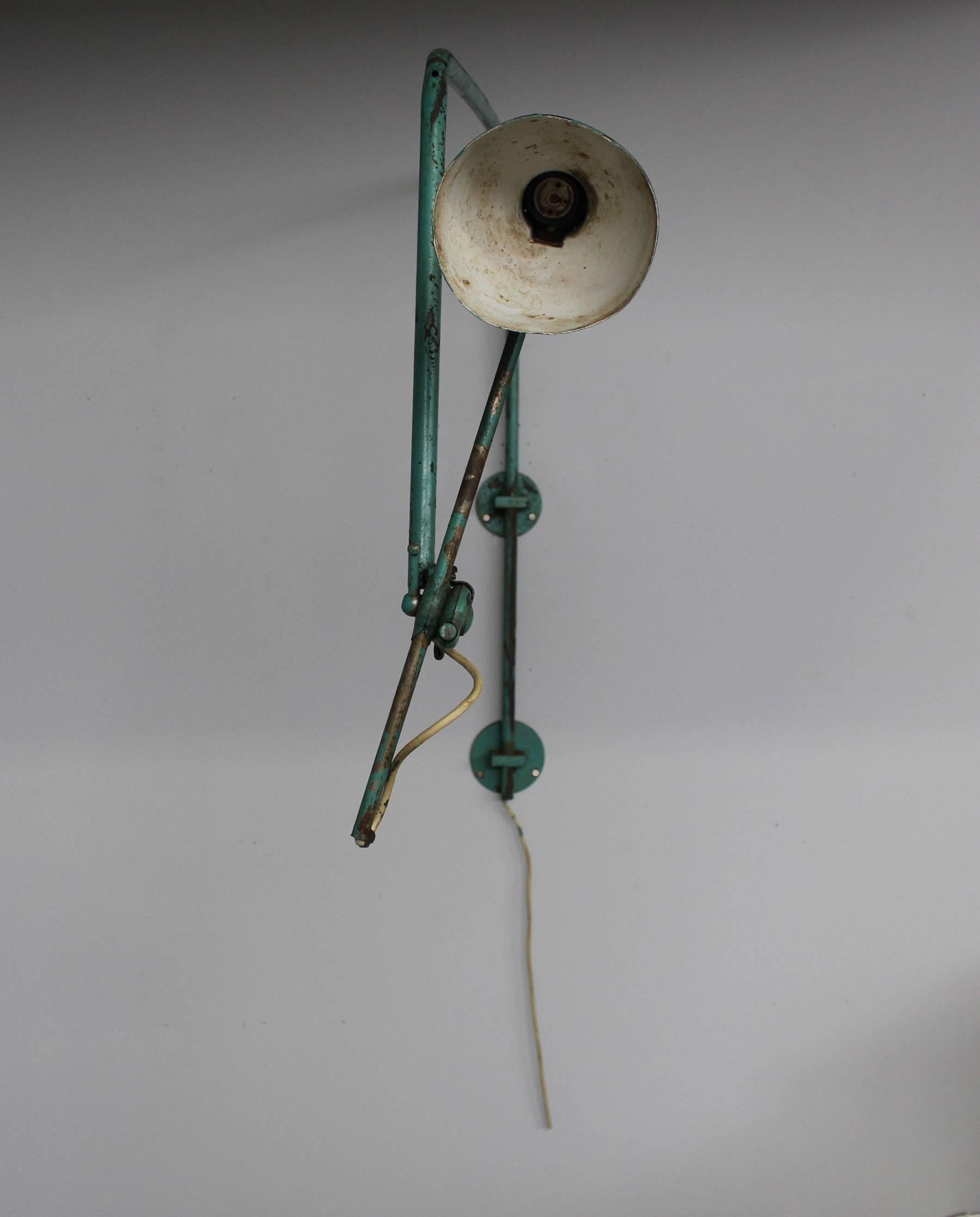 A French Adjustable Industrial Green Lacquered Metal Wall Light In Good Condition For Sale In Long Island City, NY