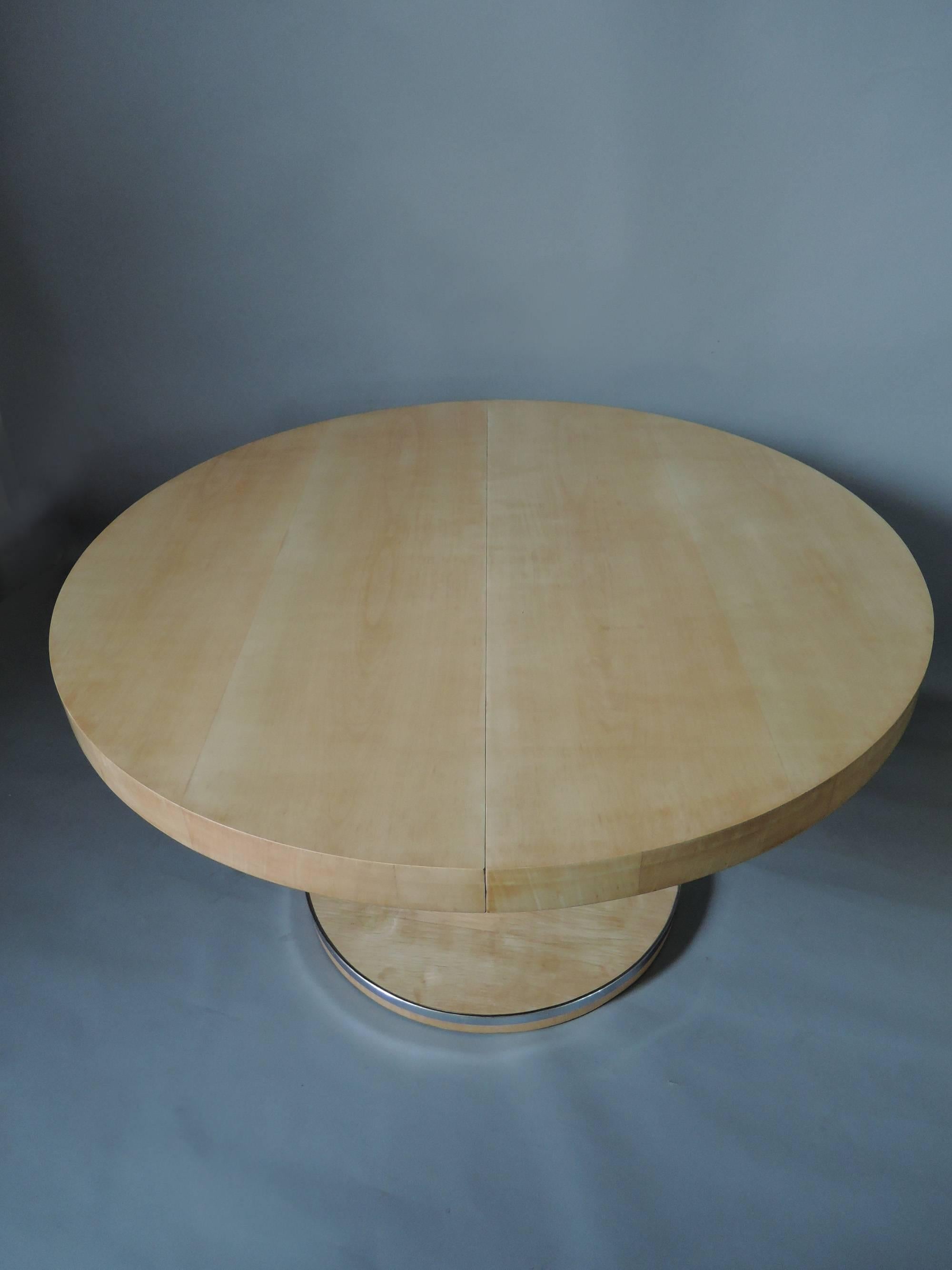 Mid-20th Century A Fine Round Art Deco Extendable Dining Table by De Coene 