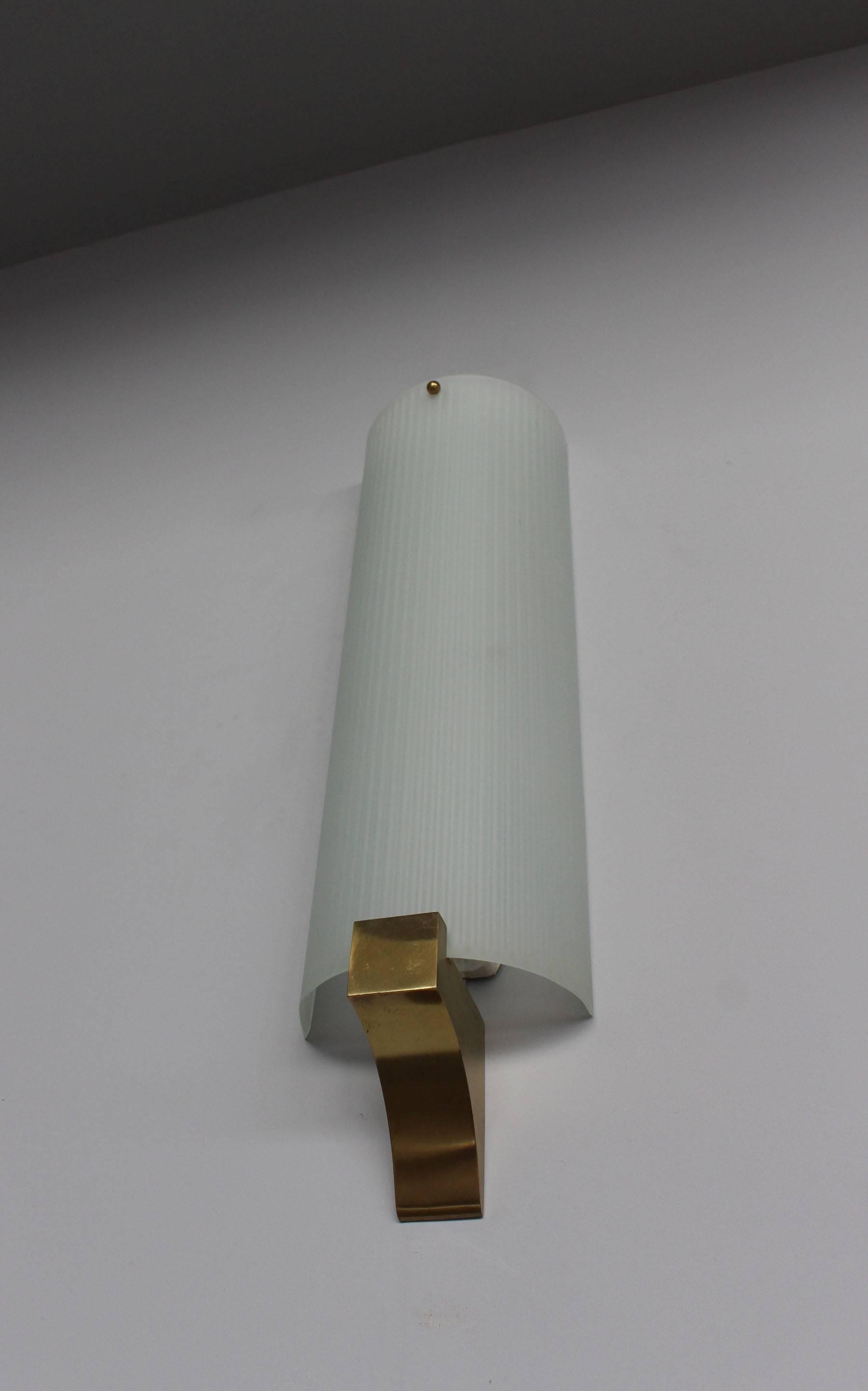 Mid-20th Century Fine French Art Deco Frosted Glass and Bronze Sconce by Perzel