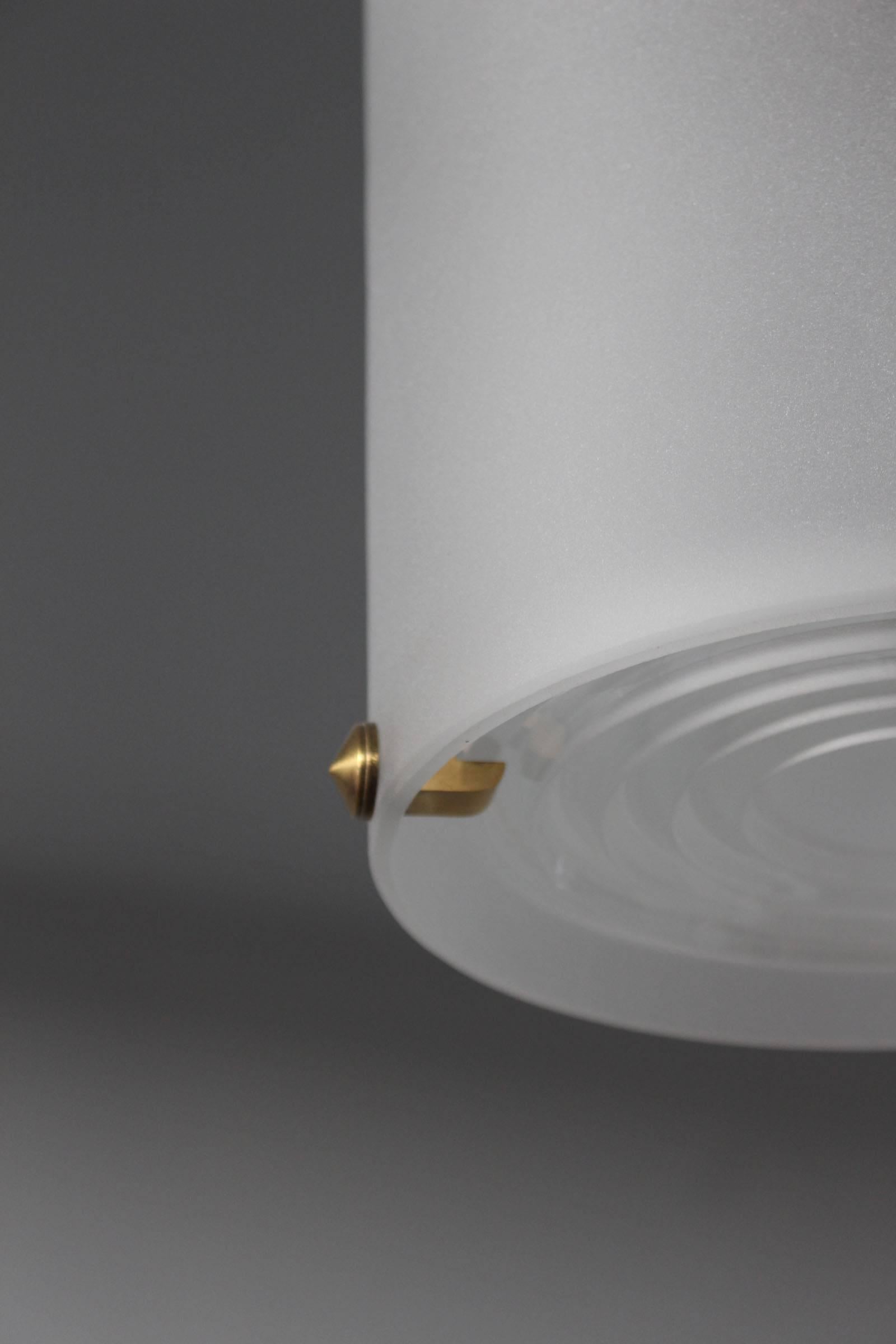 Metà XX secolo Un raffinato lampadario francese Art Deco in vetro e bronzo di Perzel in vendita
