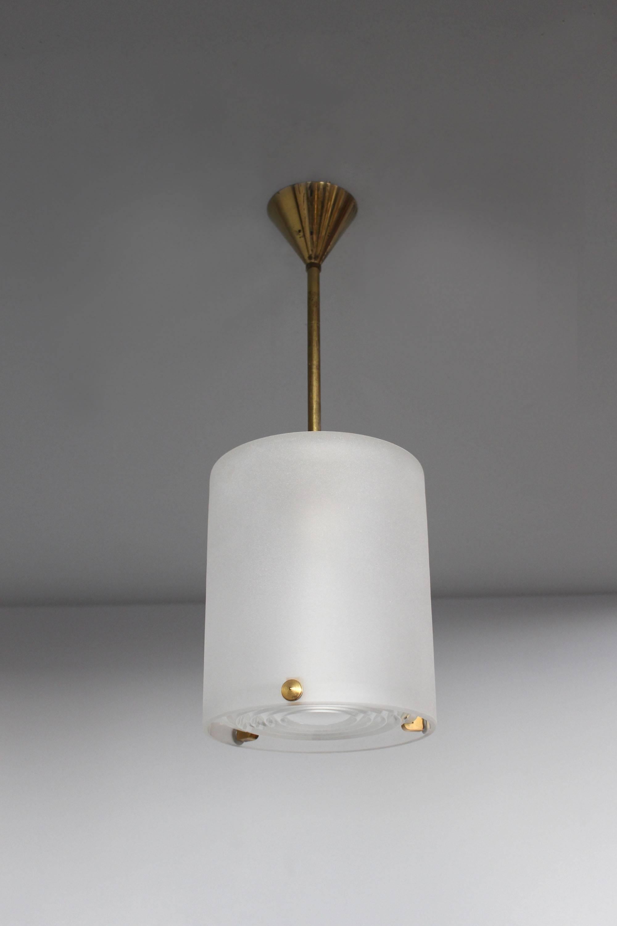Francese Un raffinato lampadario francese Art Deco in vetro e bronzo di Perzel in vendita