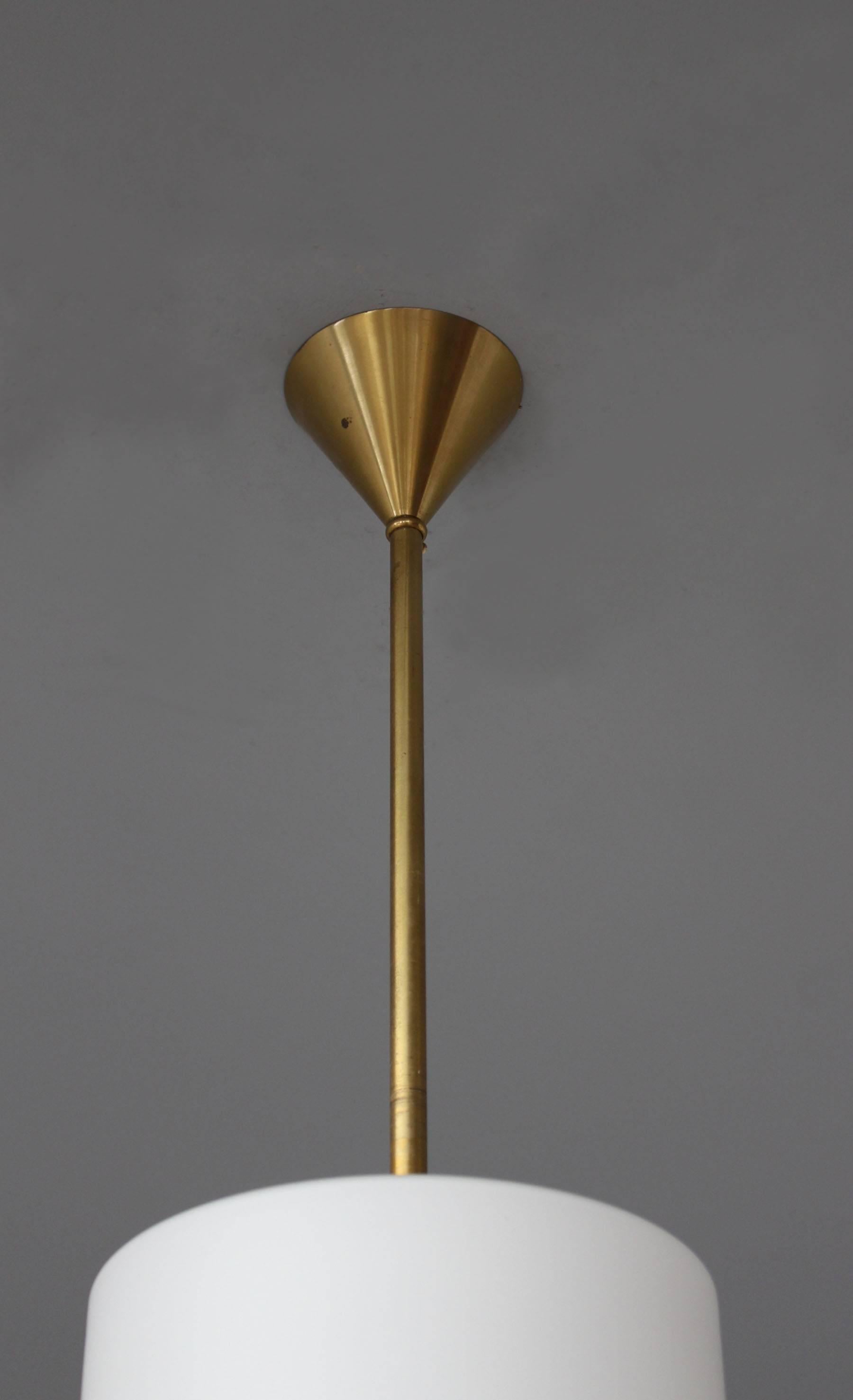 Bronzo Un raffinato lampadario francese Art Déco in vetro e bronzo di Jean Perzel in vendita