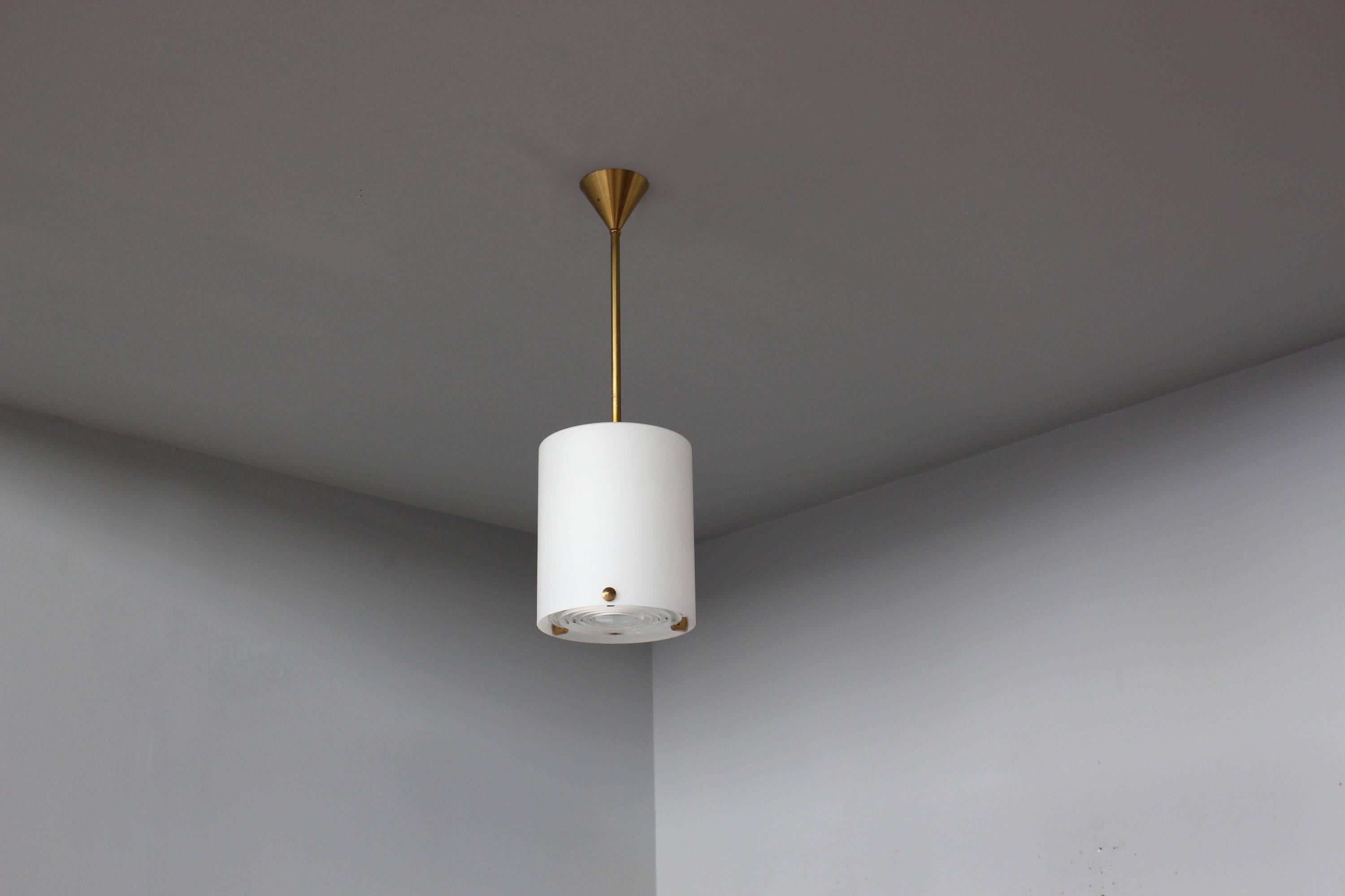 Francese Un raffinato lampadario francese Art Déco in vetro e bronzo di Jean Perzel in vendita