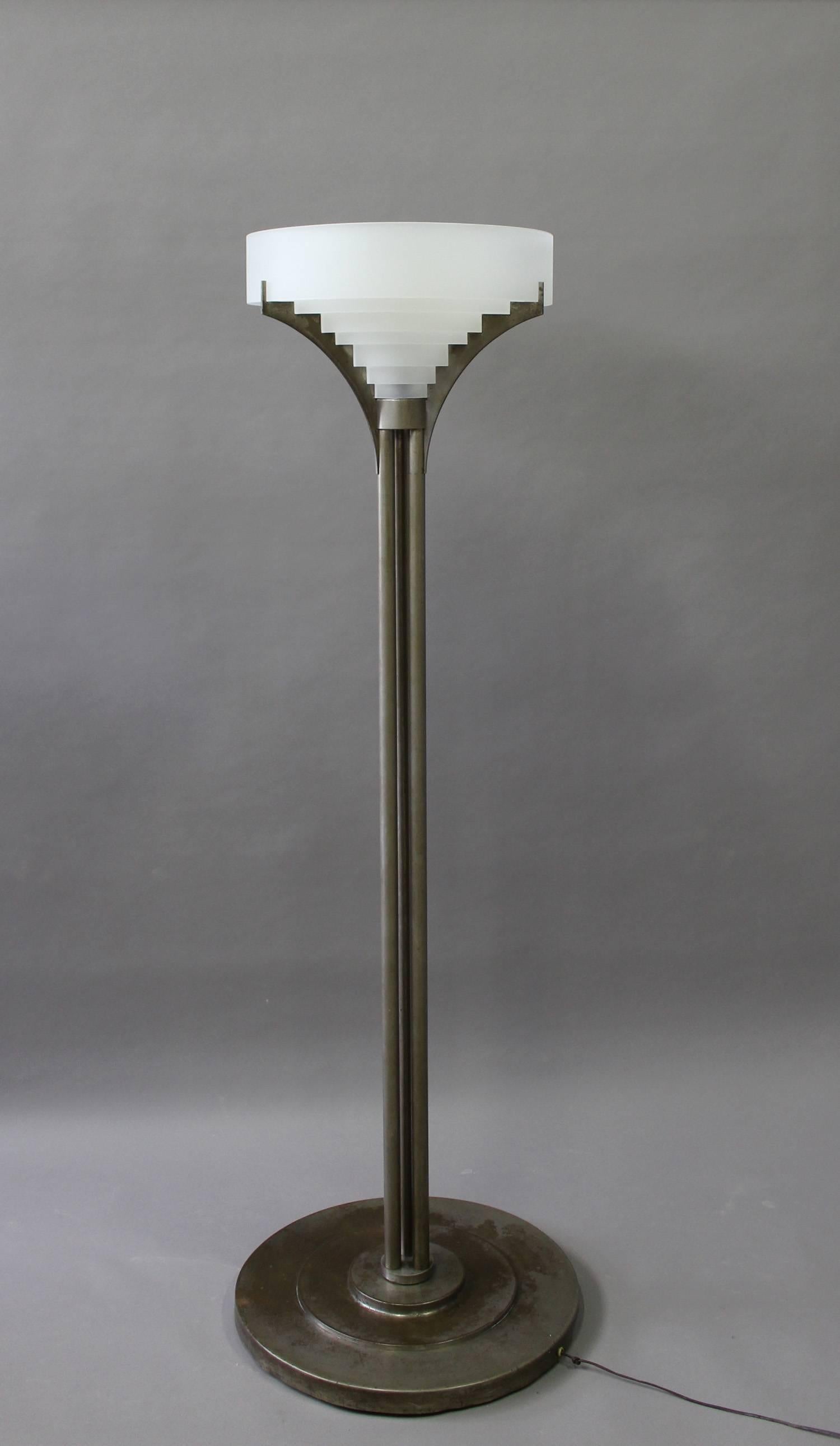 Rare lampadaire Art Déco français en chrome et verre de Jean Perzel en vente 4