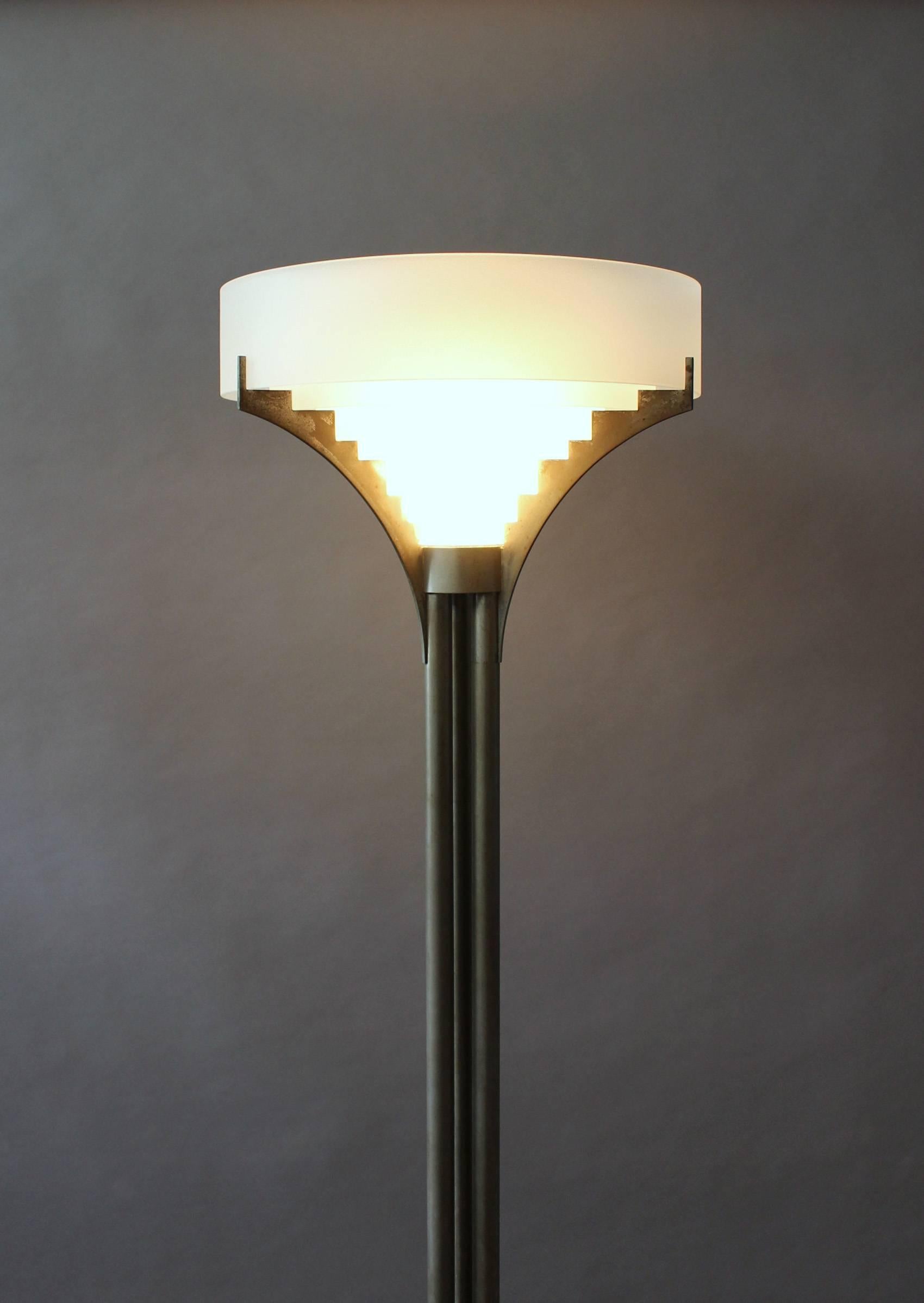 Français Rare lampadaire Art Déco français en chrome et verre de Jean Perzel en vente