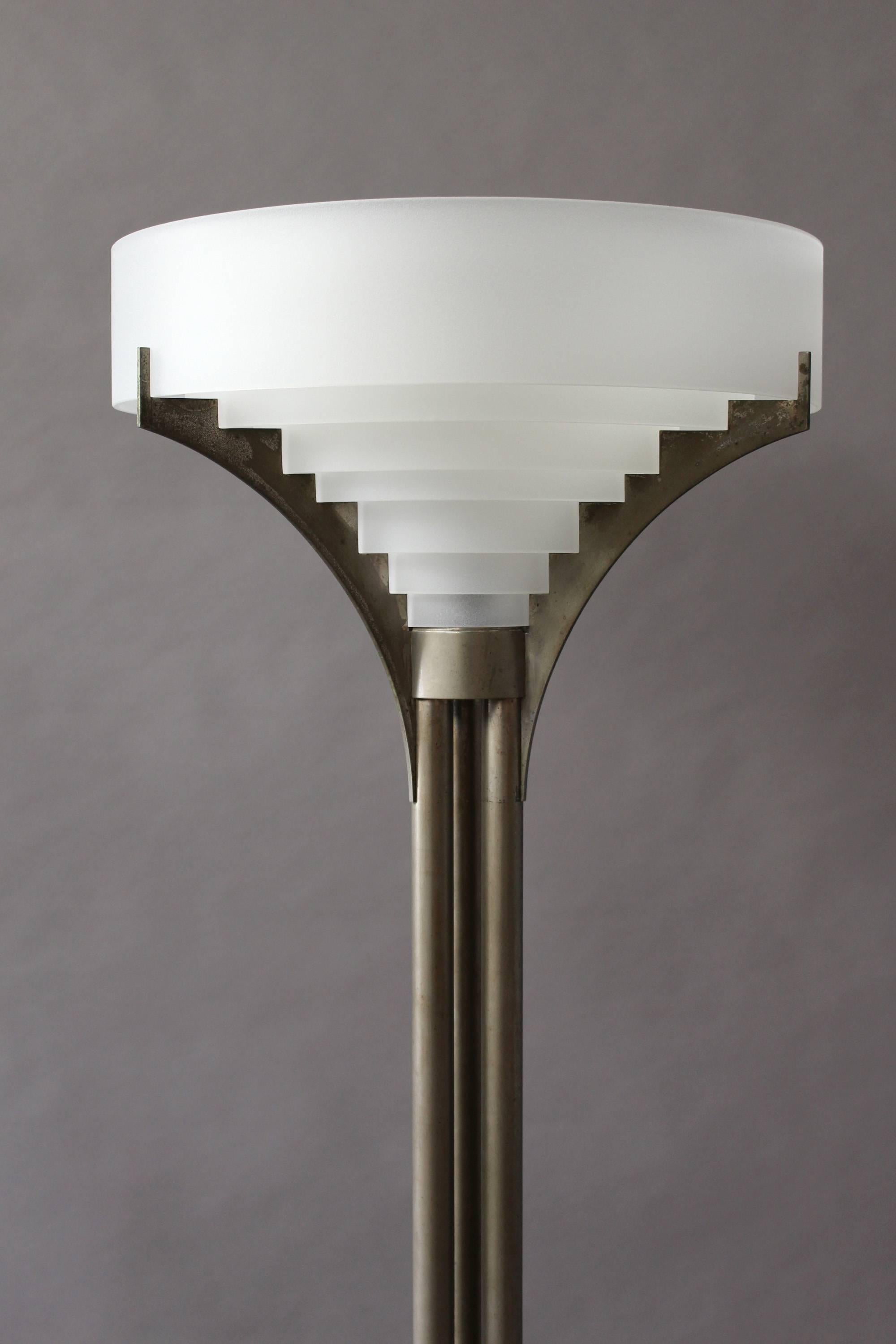 Rare lampadaire Art Déco français en chrome et verre de Jean Perzel en vente 3