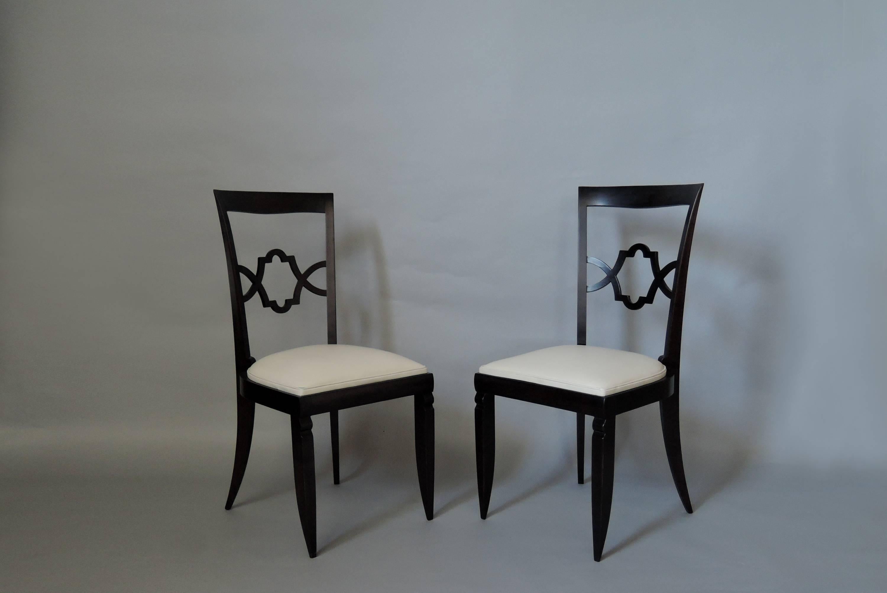 Set von 14 feinen französischen Art-déco-Esszimmerstühlen '12 Beistellstühle und 2 Armlehnen' (Ebonisiert) im Angebot