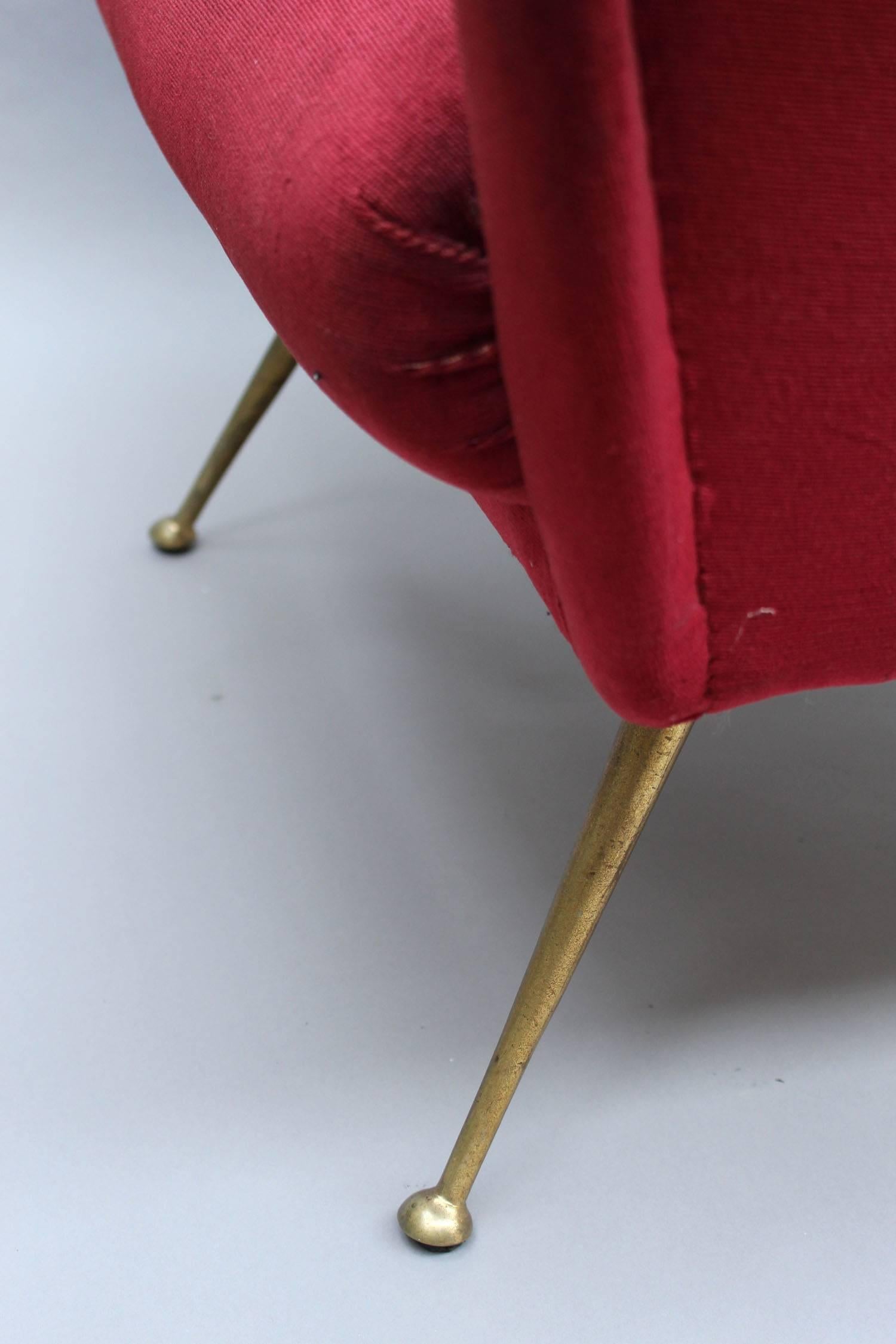 Feiner italienischer Sessel aus rotem Samt aus den 1970er Jahren mit Messingbeinen im Angebot 3