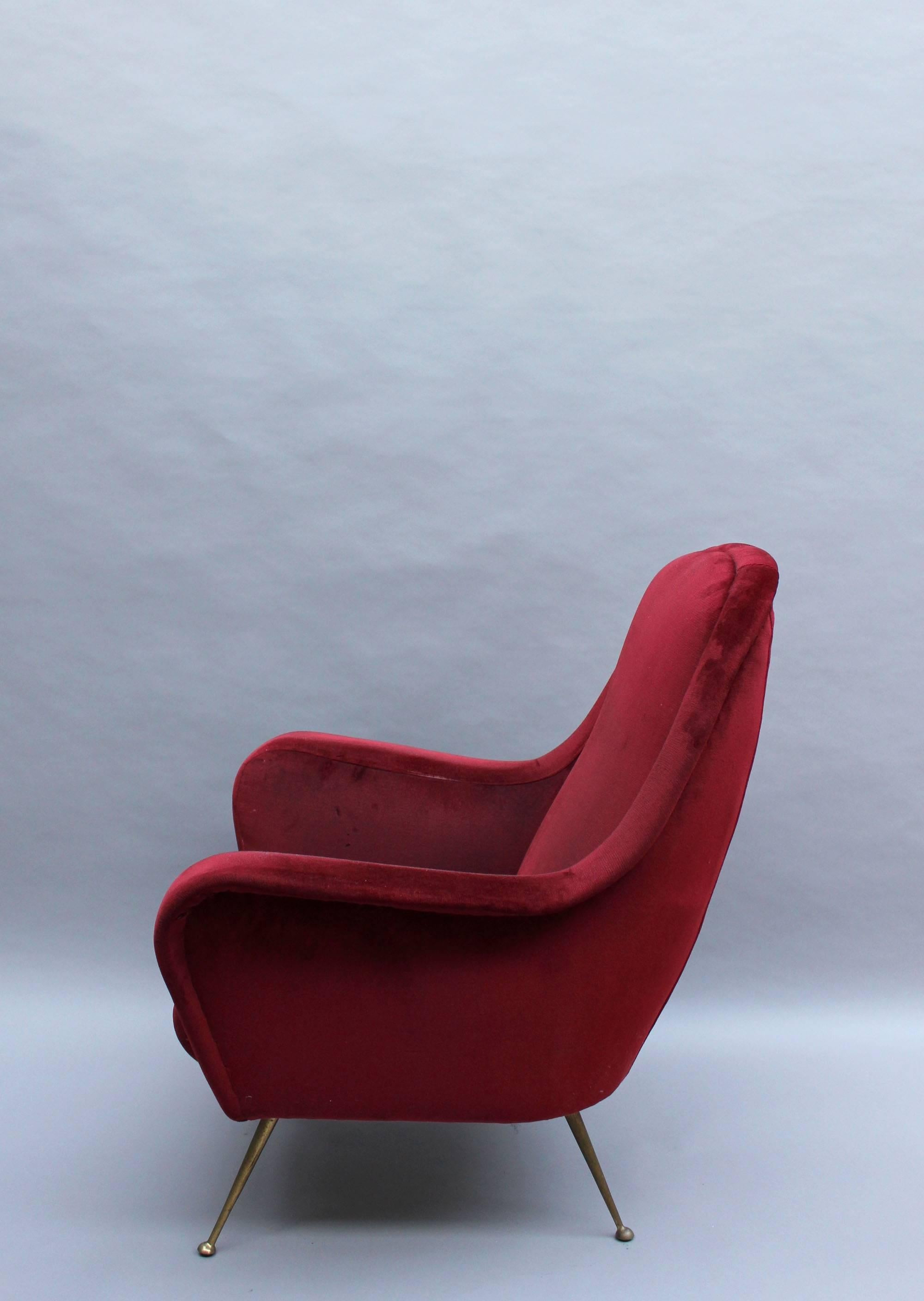 Feiner italienischer Sessel aus rotem Samt aus den 1970er Jahren mit Messingbeinen (Moderne der Mitte des Jahrhunderts) im Angebot