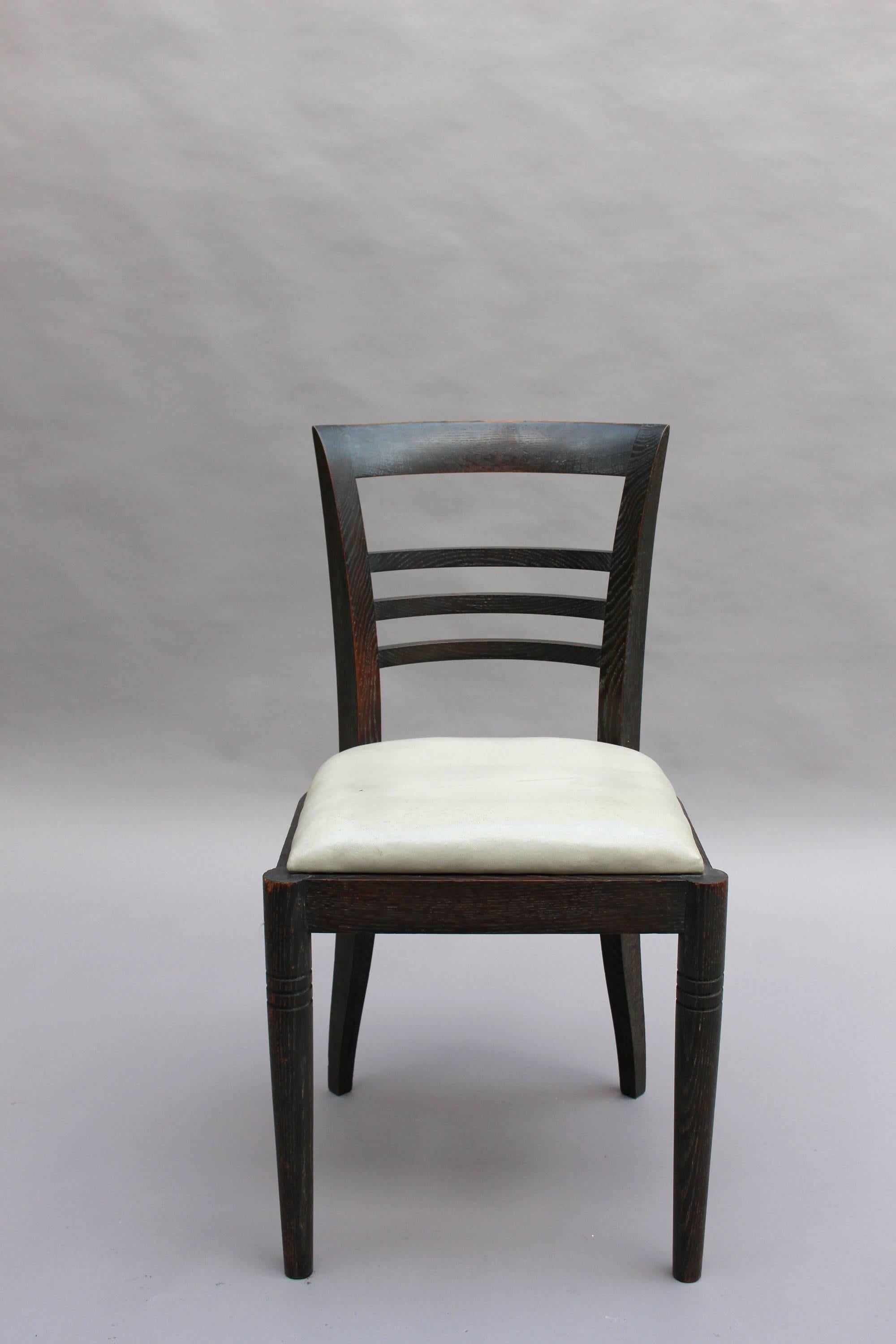 Set von acht feinen französischen Art-Déco-Esszimmerstühlen aus ebonisierter Eiche (Gekälkt) im Angebot