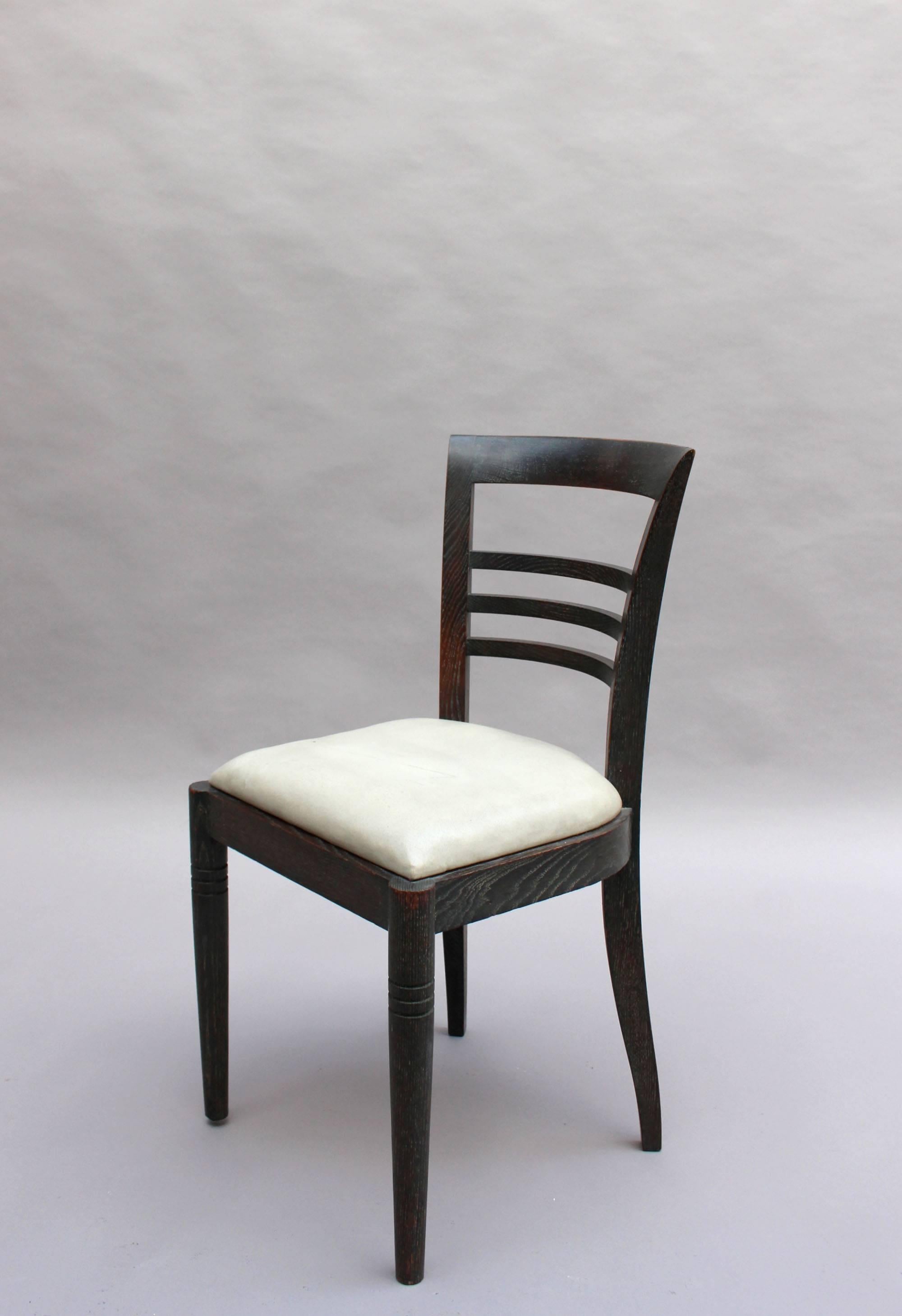 Set von acht feinen französischen Art-Déco-Esszimmerstühlen aus ebonisierter Eiche im Zustand „Relativ gut“ im Angebot in Long Island City, NY