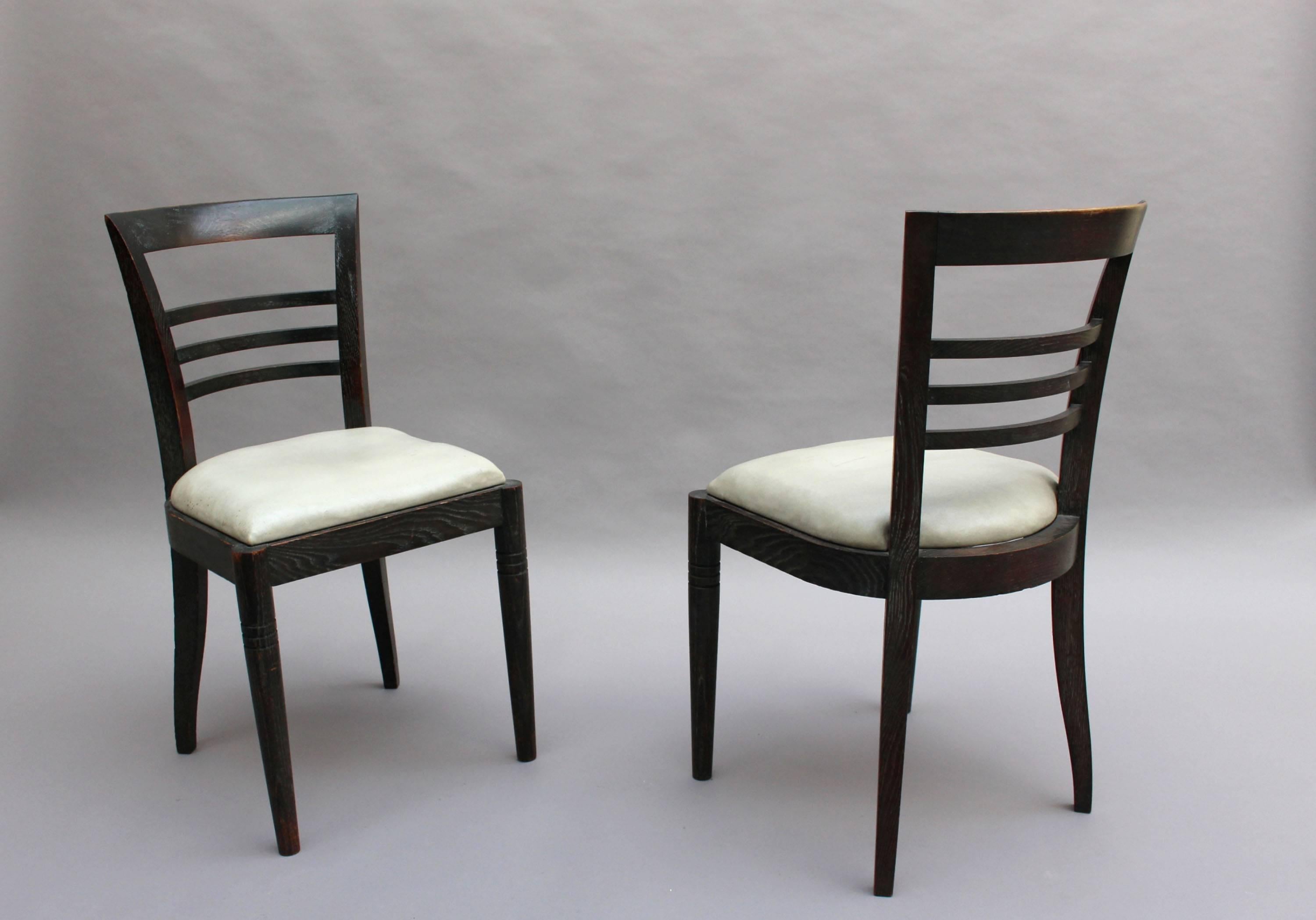 Biacca Set di otto raffinate sedie da pranzo francesi Art Déco in Oak Oak ebanizzato in vendita