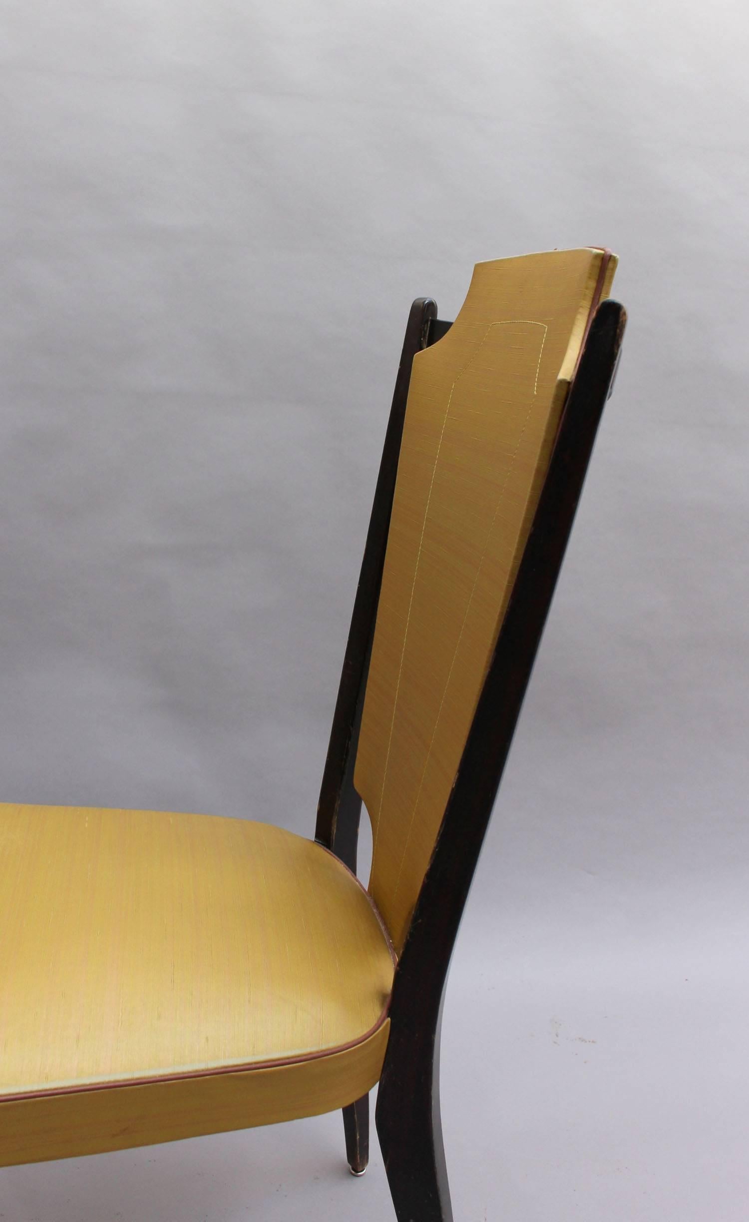 Ensemble de 6 chaises de salle à manger françaises des années 1960 en laque noire et vinyle en vente 1