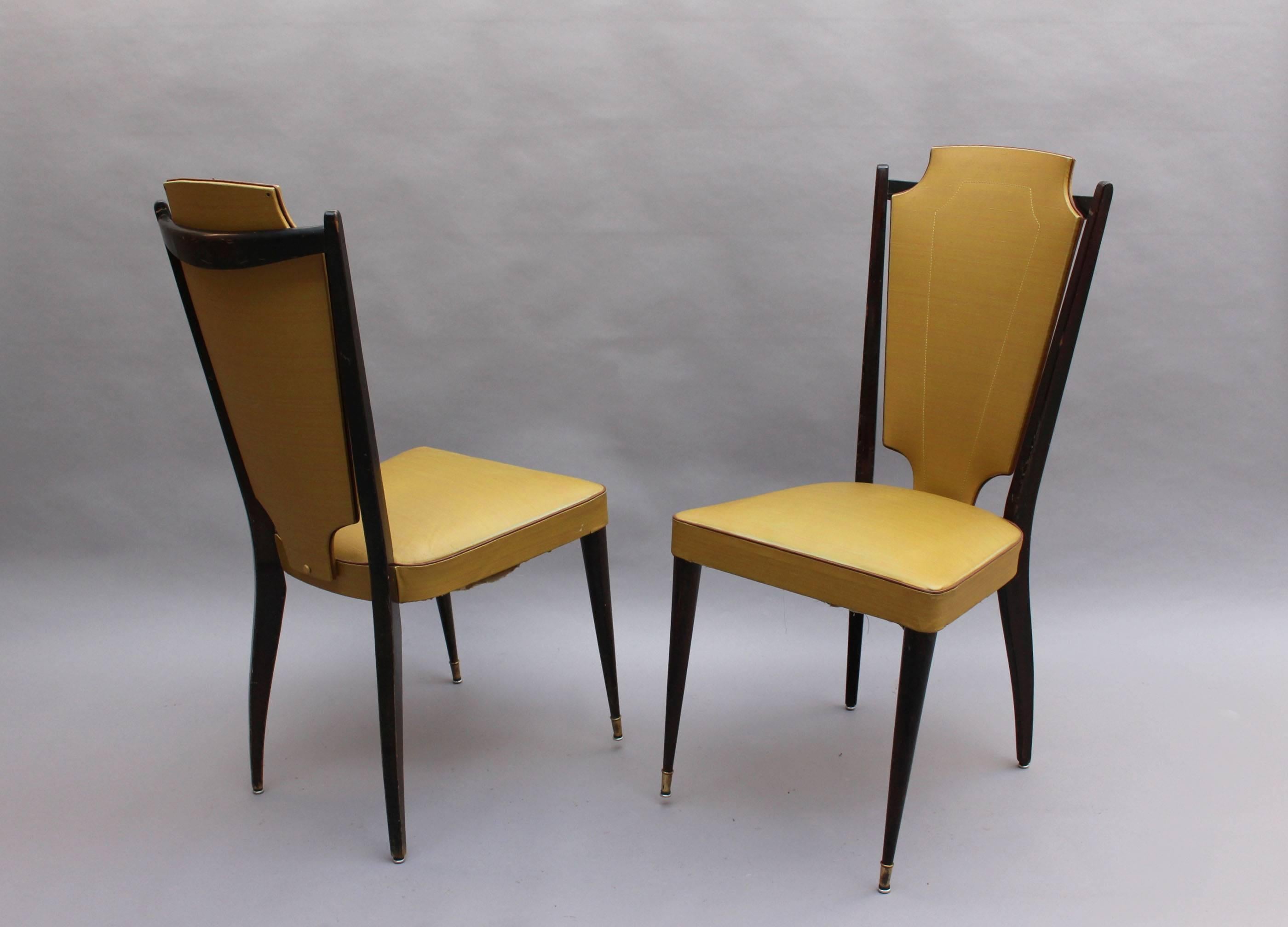 Laqué Ensemble de 6 chaises de salle à manger françaises des années 1960 en laque noire et vinyle en vente