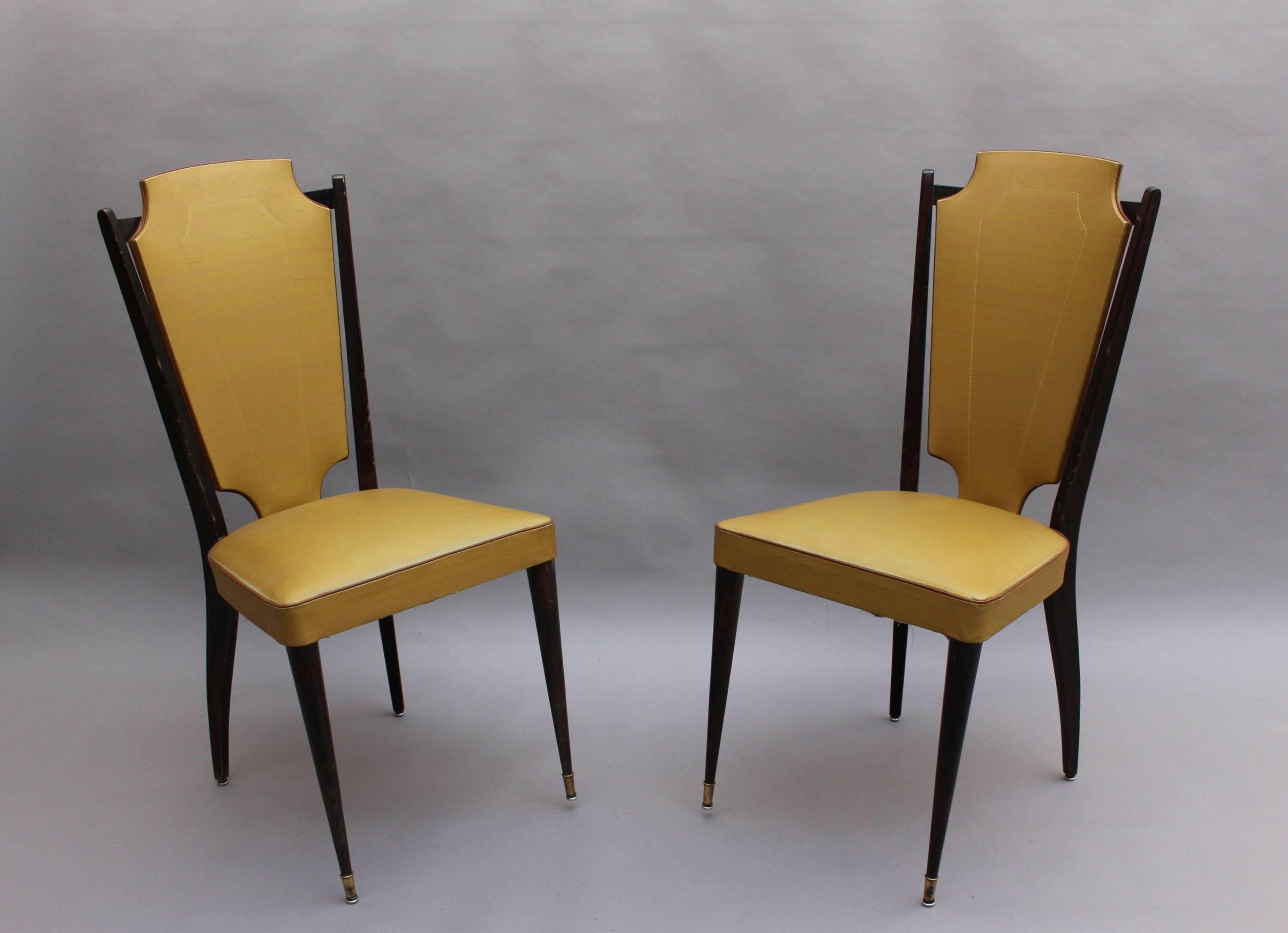 Français Ensemble de 6 chaises de salle à manger françaises des années 1960 en laque noire et vinyle en vente