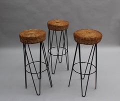 3 französische Barhocker aus schwarzem Metall und Rattan aus den 1950er Jahren