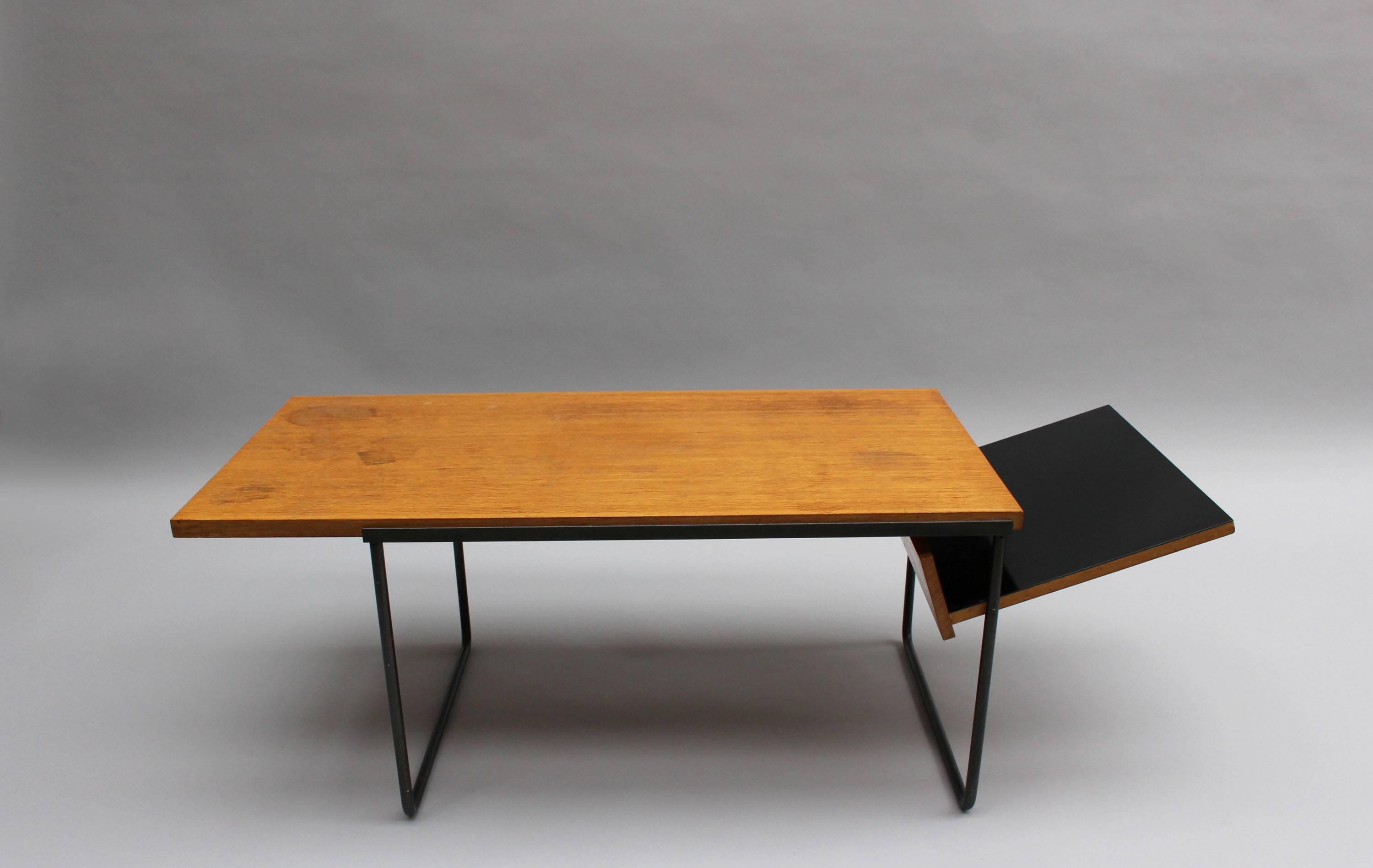 A Fine French Mid-Century Oak and Laminate Coffee Table with a Metal Base In Good Condition In Long Island City, NY