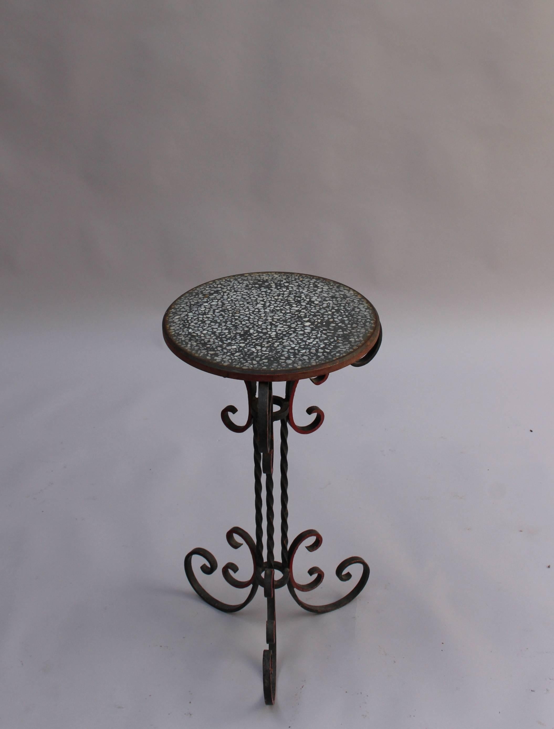 A 1940s wrought iron pedestal side table with round Terrazzo top.
(Vase in the last picture is not included in the price.)