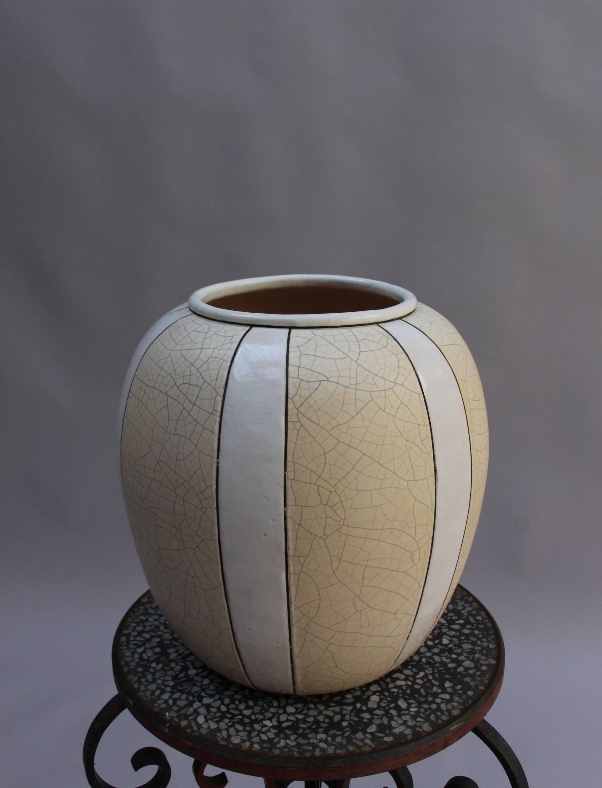 Vase en céramique Art Déco rayée jaune clair et blanche à glaçure craquelée par l'Atelier Pomone pour le Bon Marché. 
Tampon
