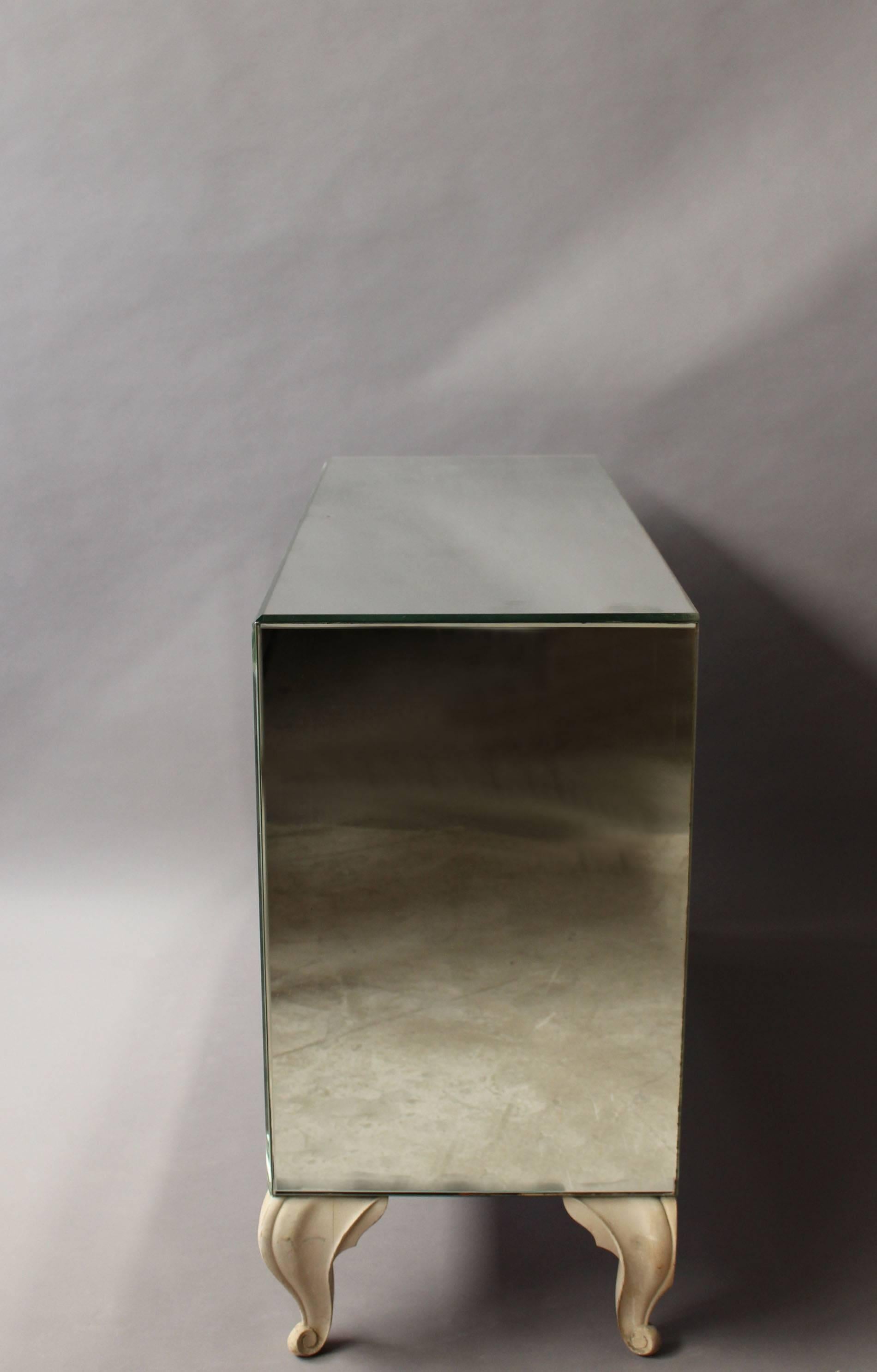 Metà XX secolo Raffinato buffet o commode francese in stile Art Déco con gambe e maniglie in legno in vendita