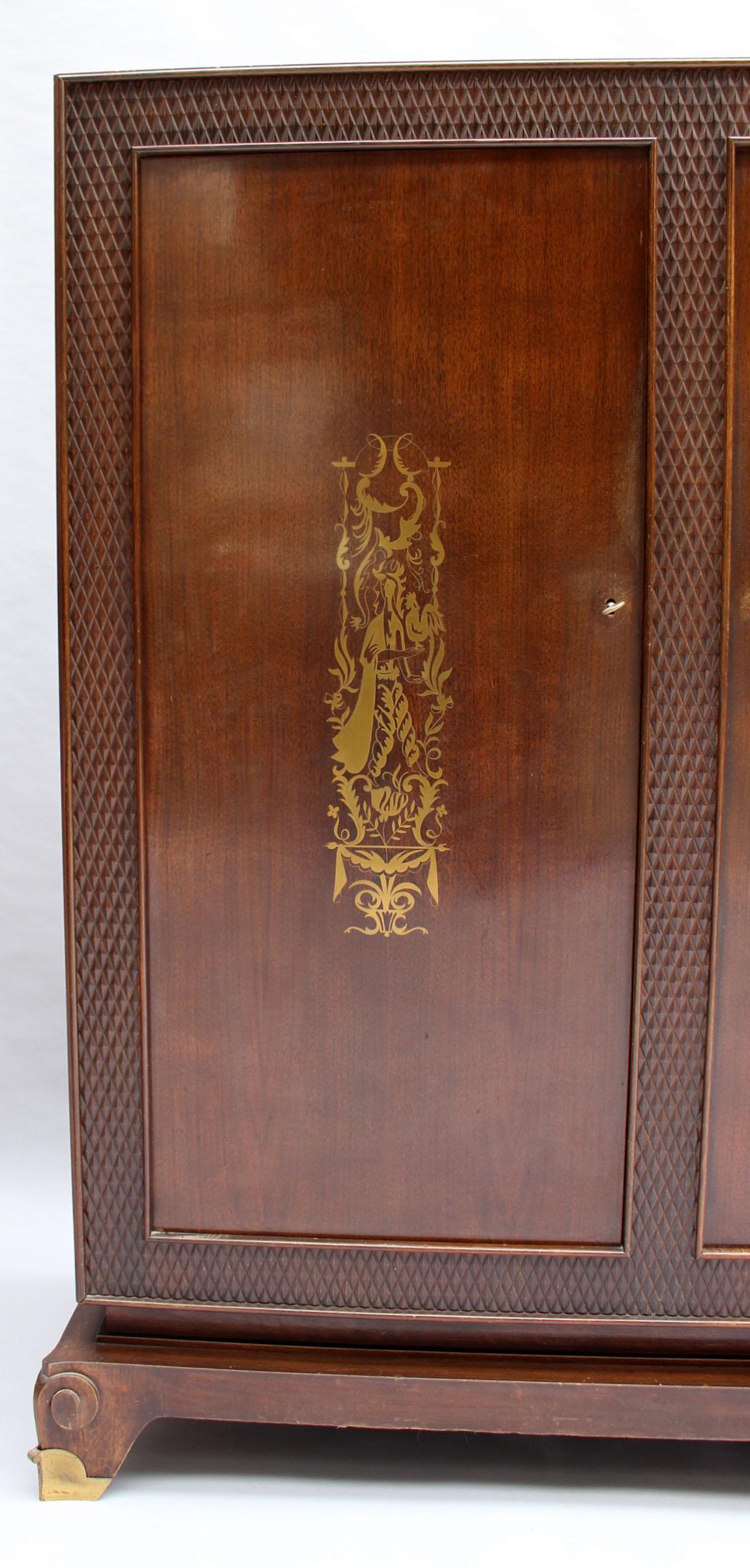 Fino armario francés de los años 40 - Armoire de Jean Pascaud 'Marquetería de J.D Malcles' mediados del siglo XX en venta