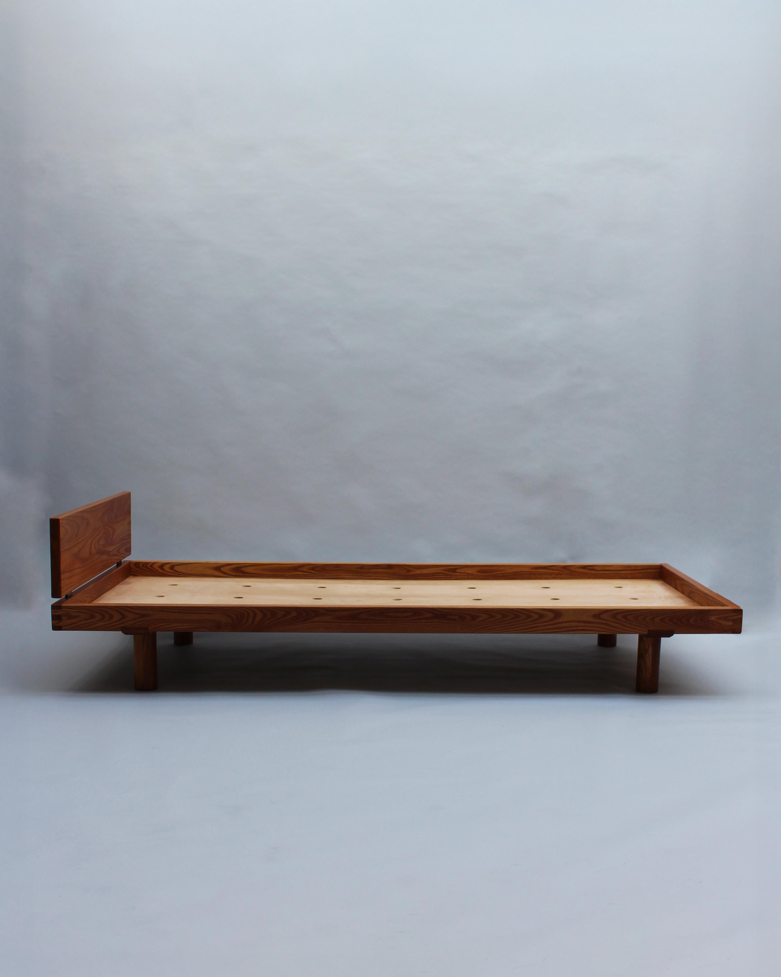 Original cama / sofá cama de olmo macizo de mediados de siglo de Pierre Chapo con cabecero extraíble.
Model L01G