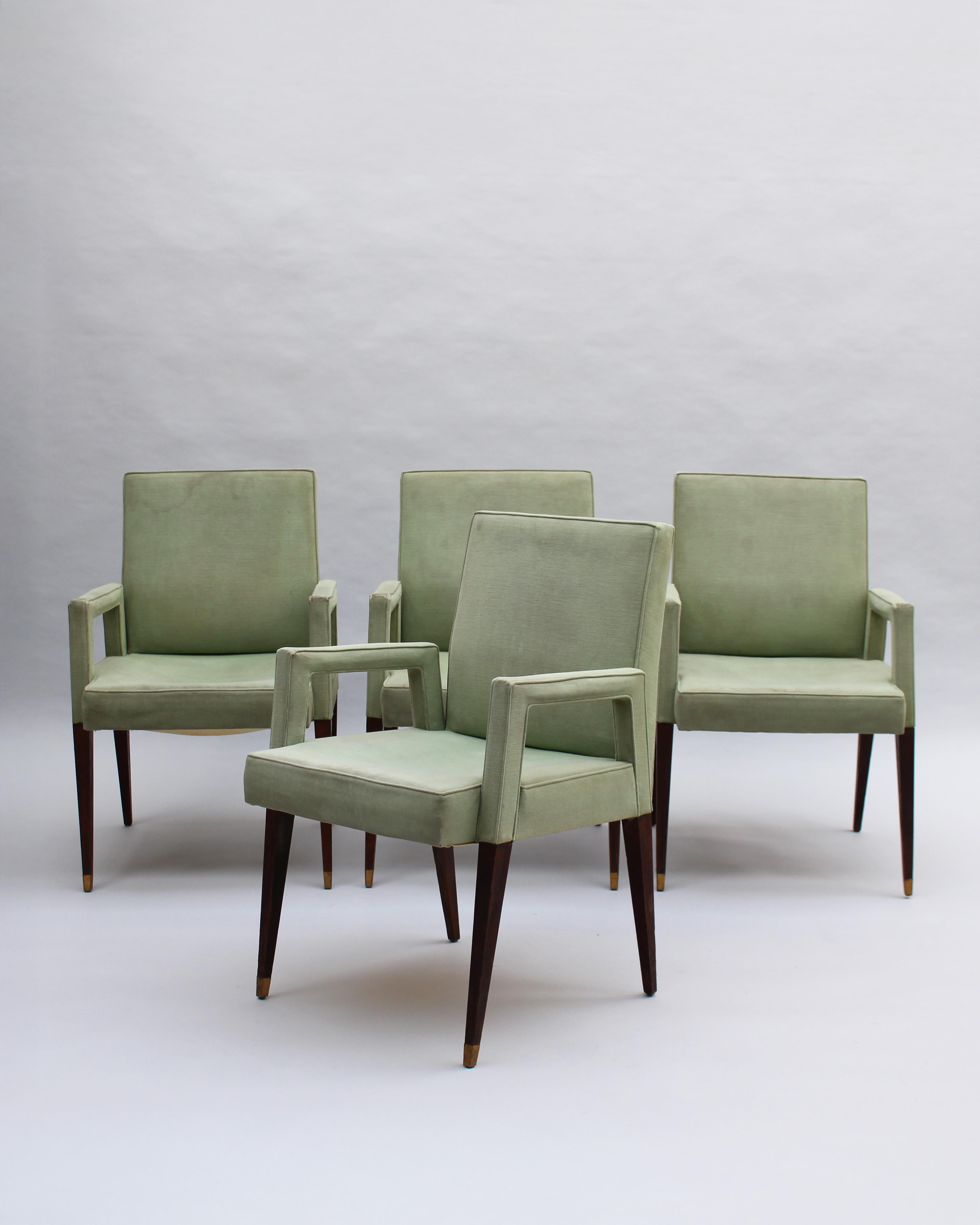 Jules Leleu - Quatre fauteuils à pont en acajou du milieu du siècle, avec sabots en laiton. Parfait autour d'une table de jeu ou pour un bureau.

La hauteur du bras est de 24 1/4