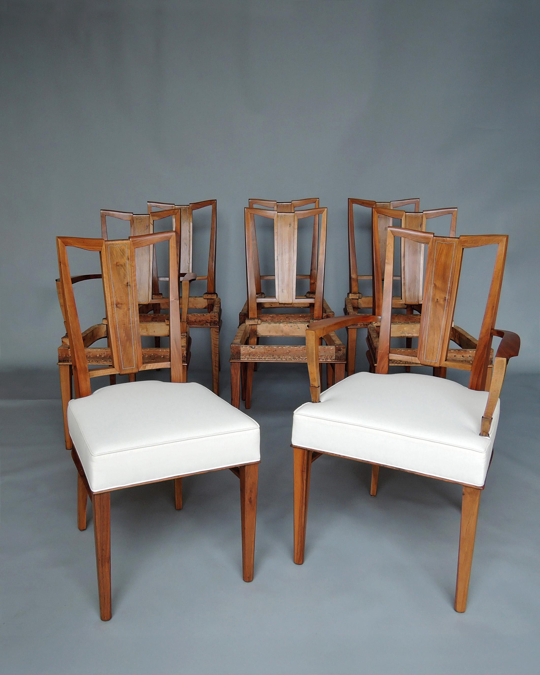 Dominique (Andre Domin & Marcel Genevriere ) - Raro set di otto raffinate sedie da pranzo francesi Art Déco in noce massiccio (otto laterali e due con braccioli), con intarsi in celluloide, gambe anteriori leggermente affusolate e sfaccettate e