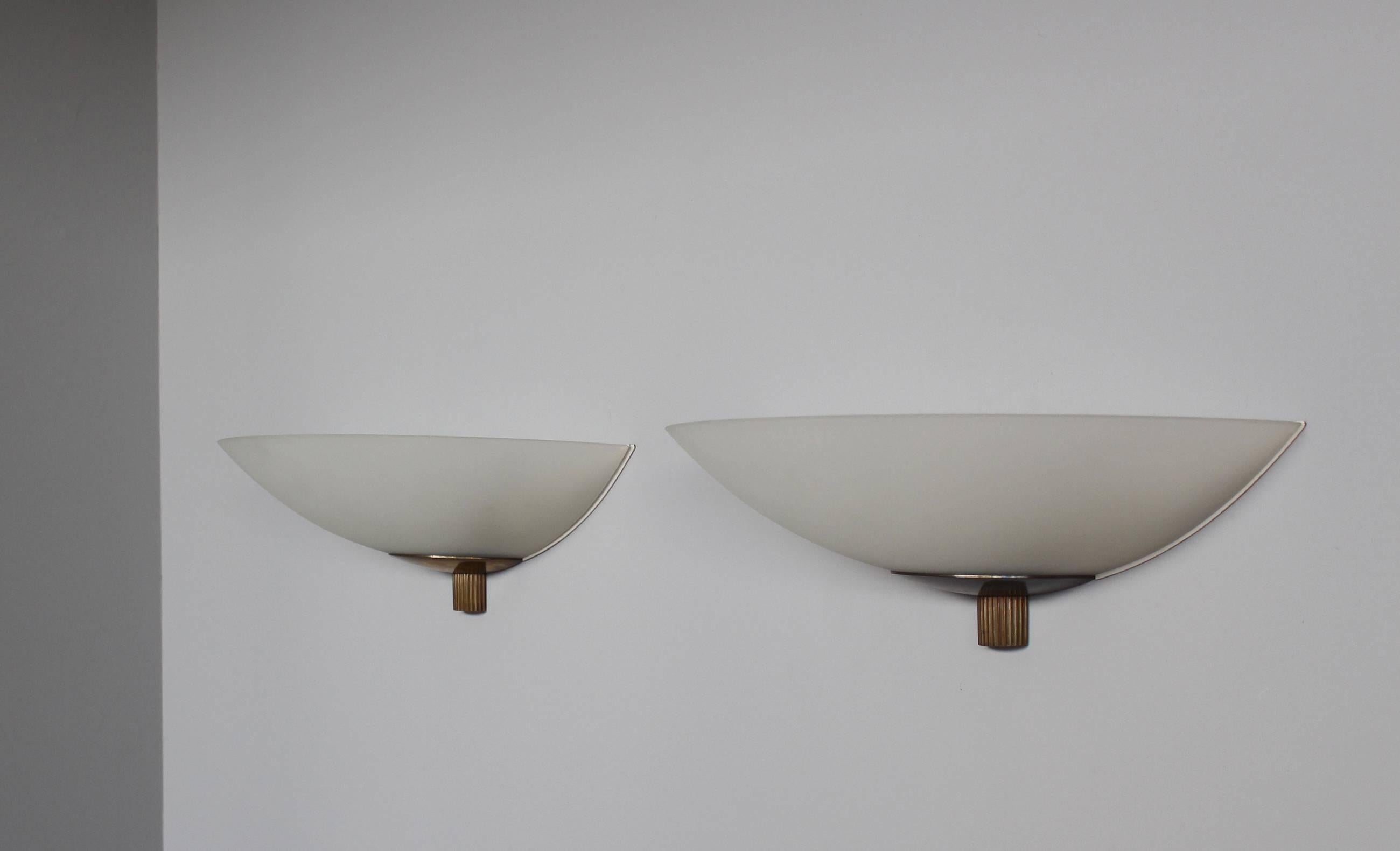 A Pair of Fine French Art Deco Frosted Glass and Bronze Sconces In Good Condition For Sale In Long Island City, NY