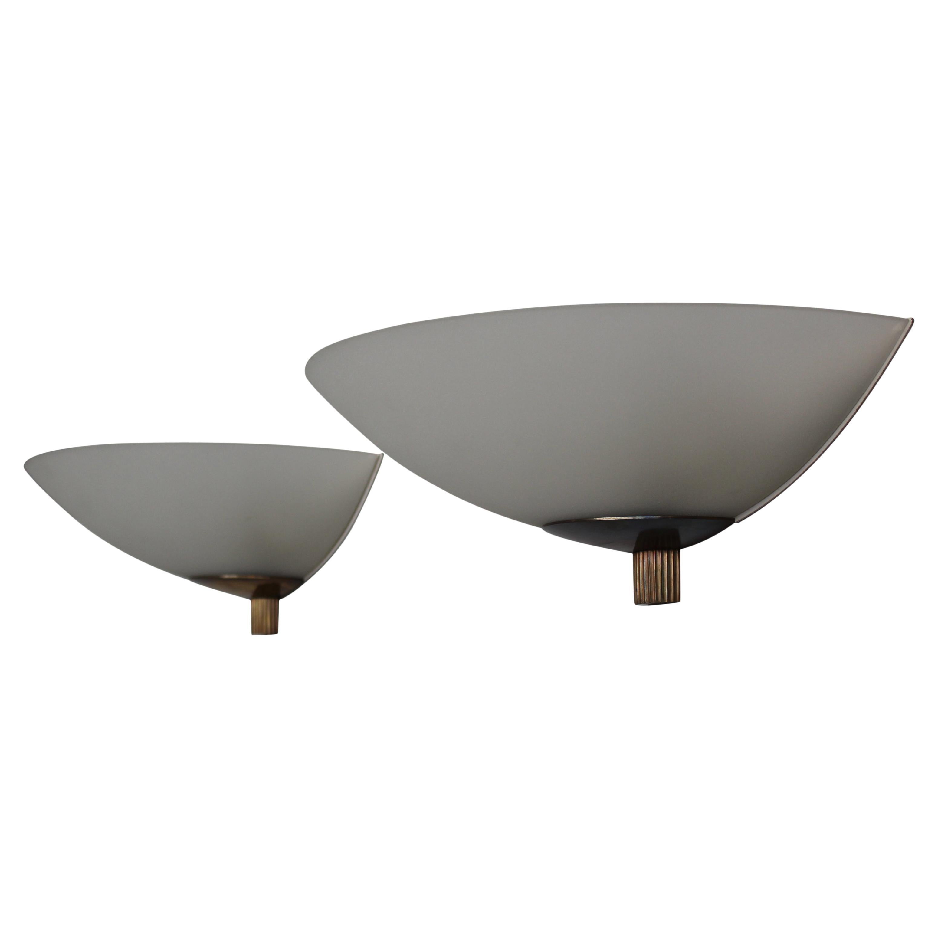 Coppia di raffinate applique francesi Art Déco in vetro smerigliato e bronzo