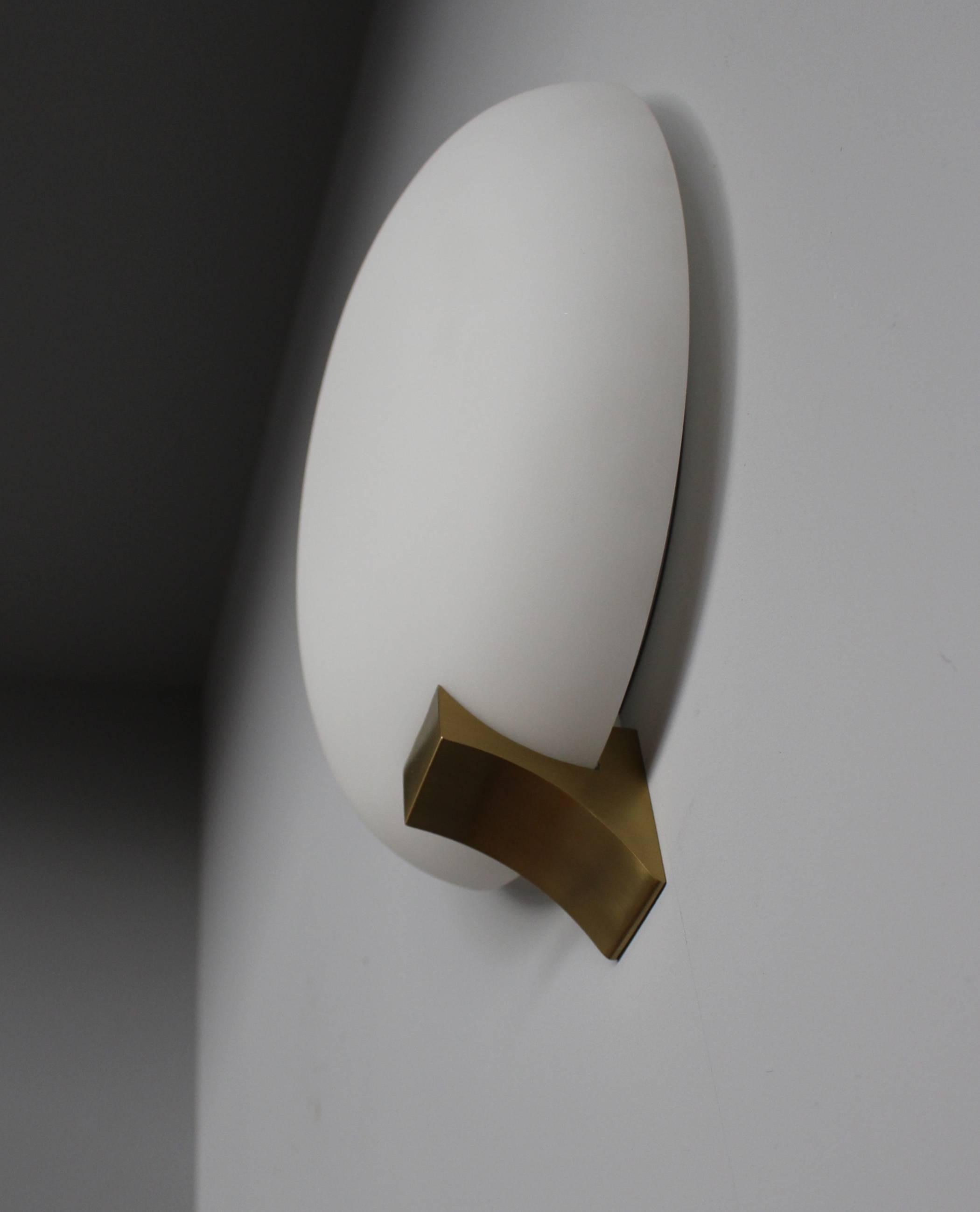 A Fine French Art Deco Glass and Bronze Sconce by Jean Perzel For Sale 1
