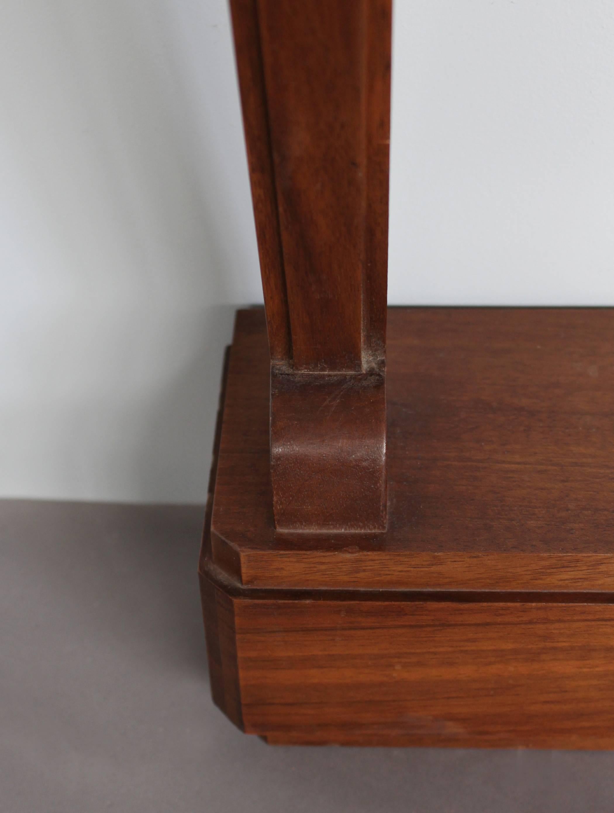 Una raffinata console francese in mogano Art Déco con piano in marmo in vendita 2
