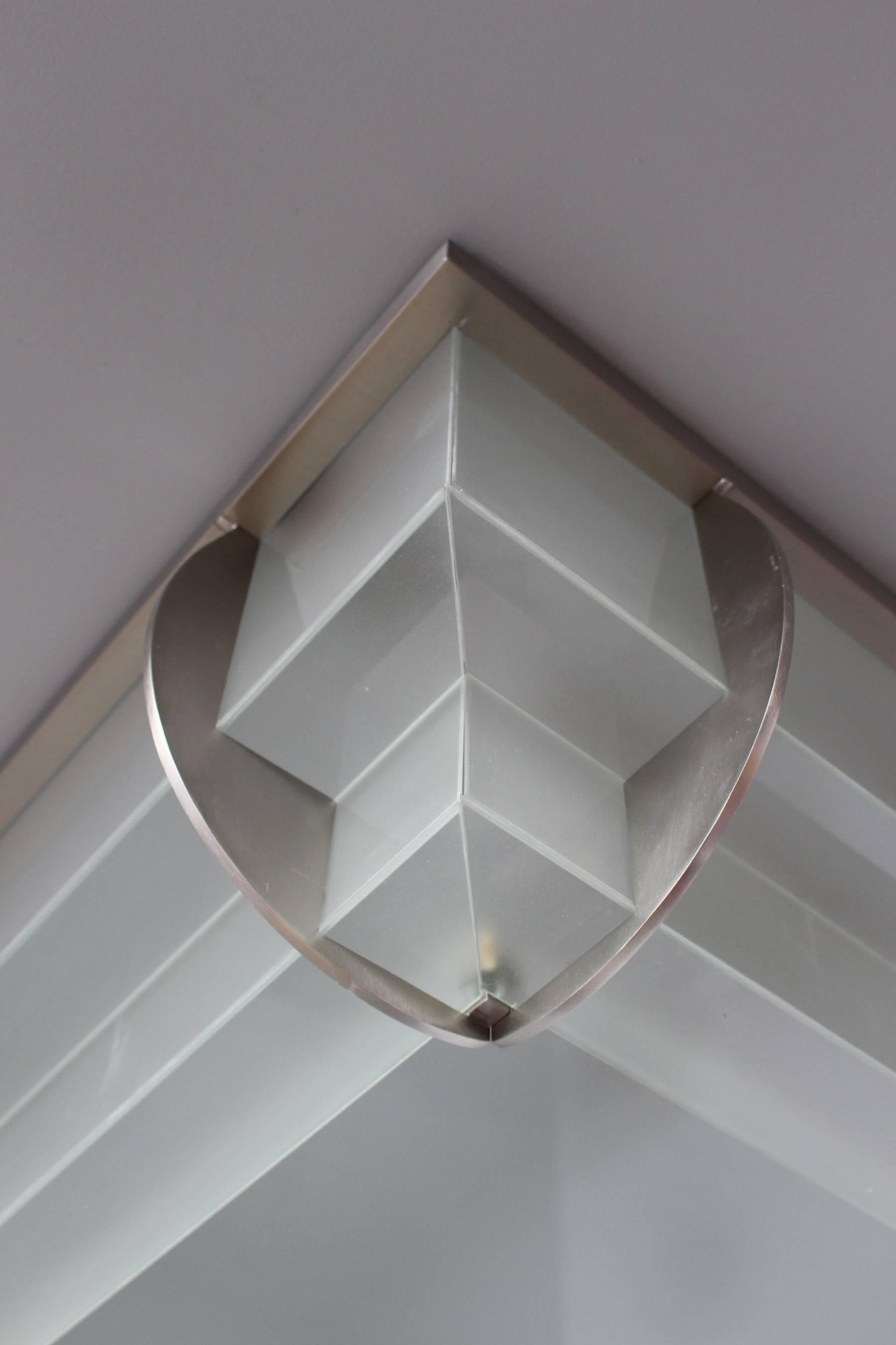 Feine französische zweistöckige, quadratische Einbaubeleuchtung im Art déco-Stil von Jean Perzel (Glas) im Angebot