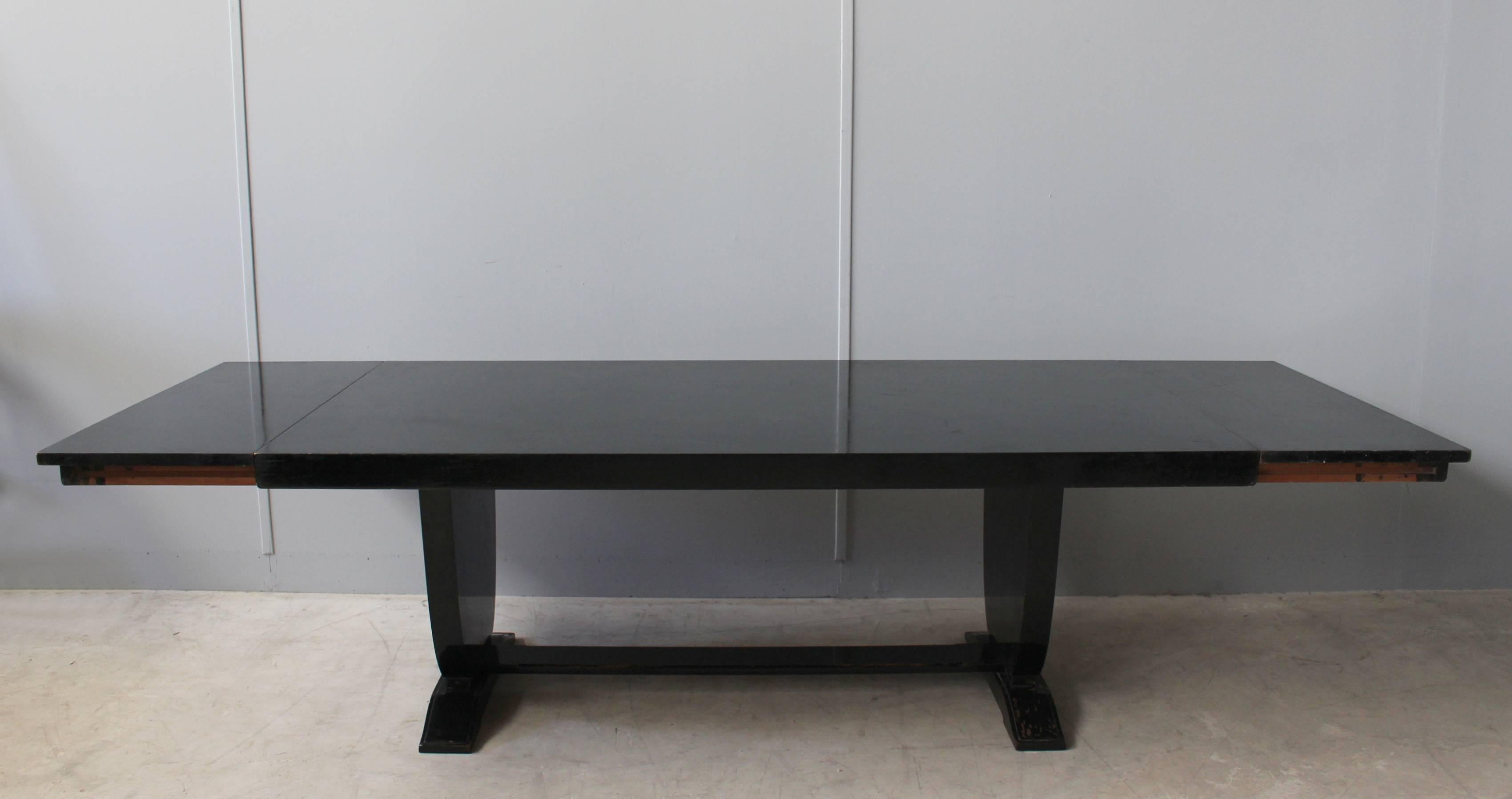 A Fine French Art Deco Black Lacquered Dining Table In Good Condition In Long Island City, NY