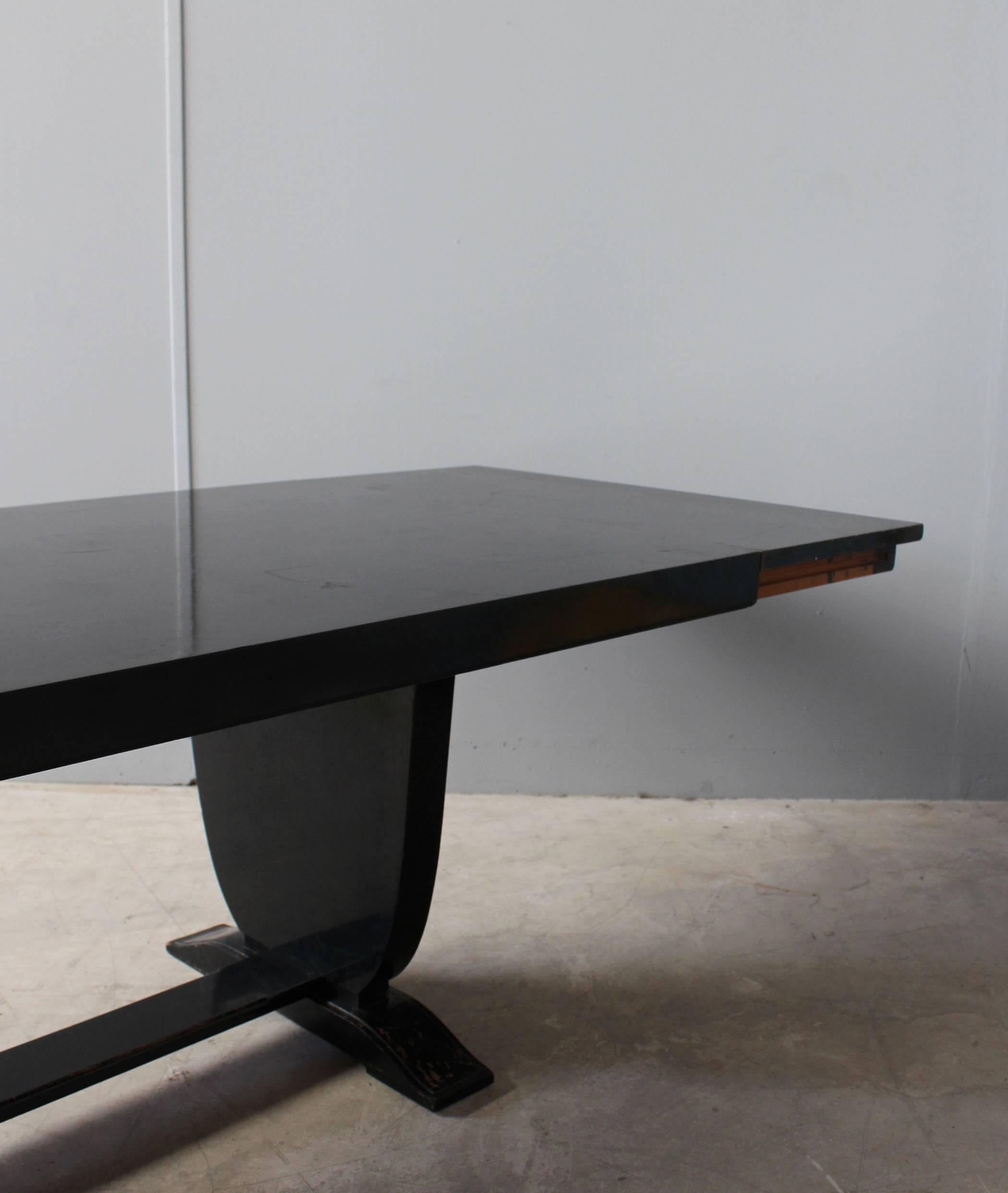 A Fine French Art Deco Black Lacquered Dining Table 4