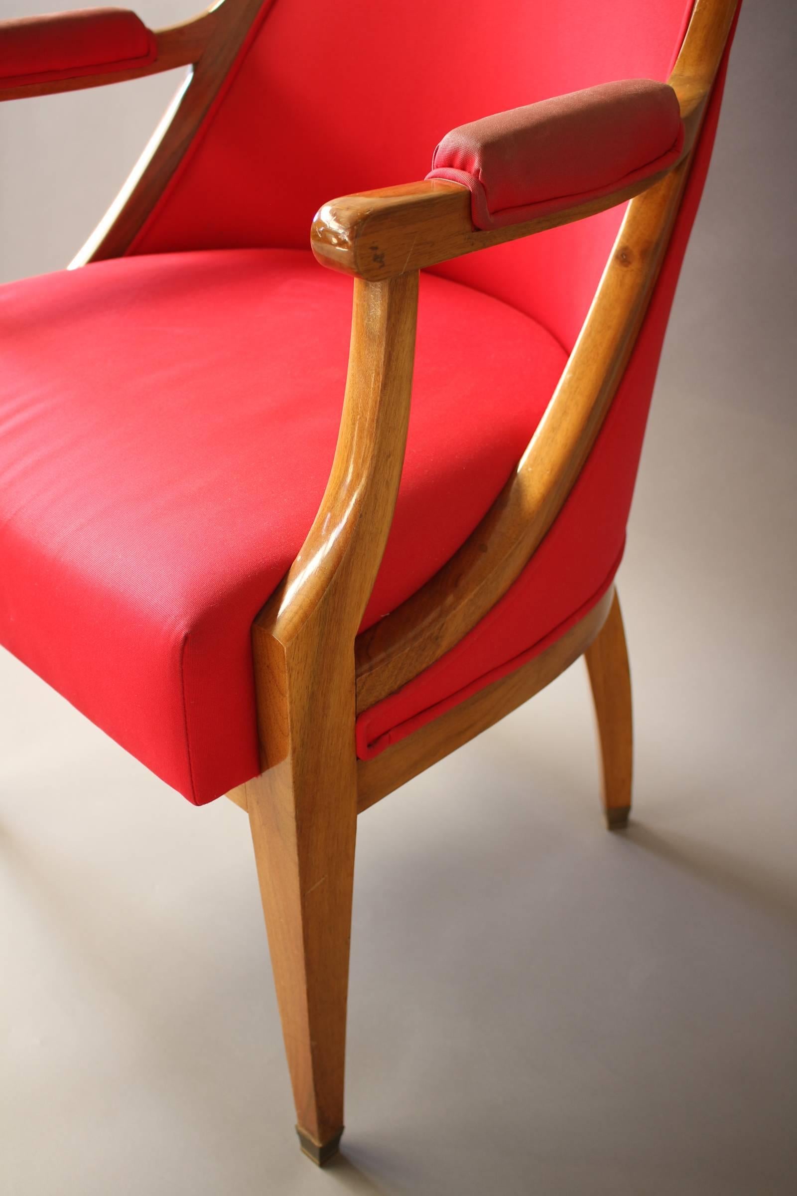 Feiner französischer Art-Déco- Gondola-Sessel aus Nussbaumholz mit Messingsäbeln (Mitte des 20. Jahrhunderts) im Angebot