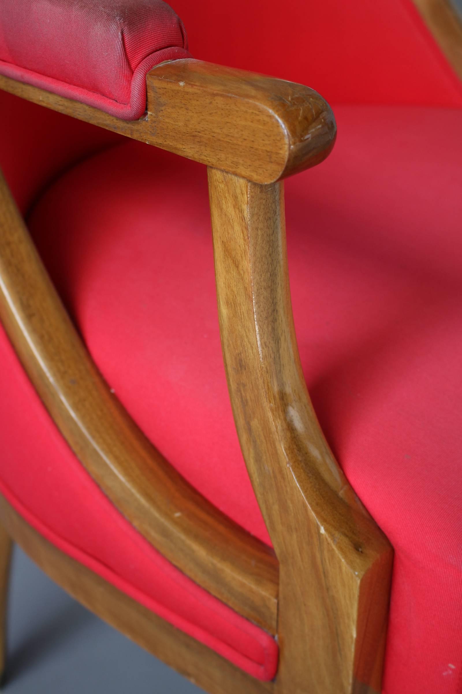 Feiner französischer Art-Déco- Gondola-Sessel aus Nussbaumholz mit Messingsäbeln (Walnuss) im Angebot