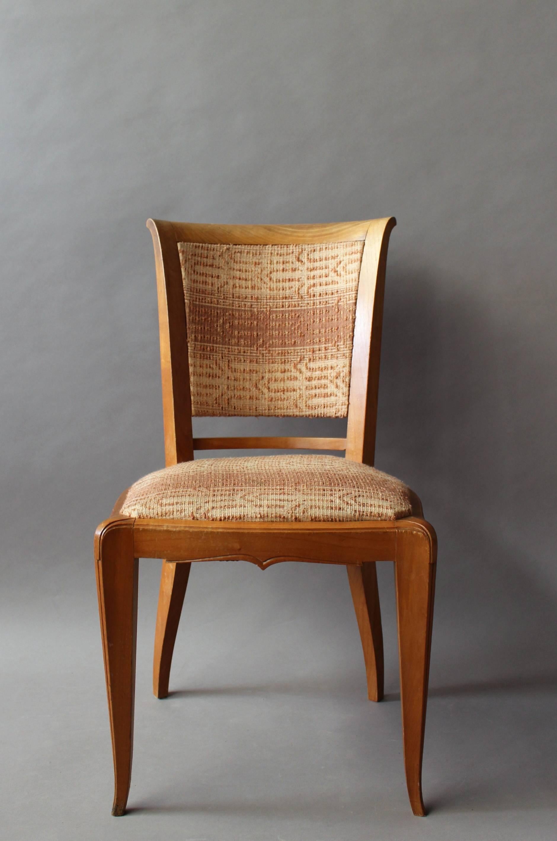 Set von 8 feinen französischen Art-Déco-Esszimmerstühlen aus Kirschbaumholz (Französisch) im Angebot