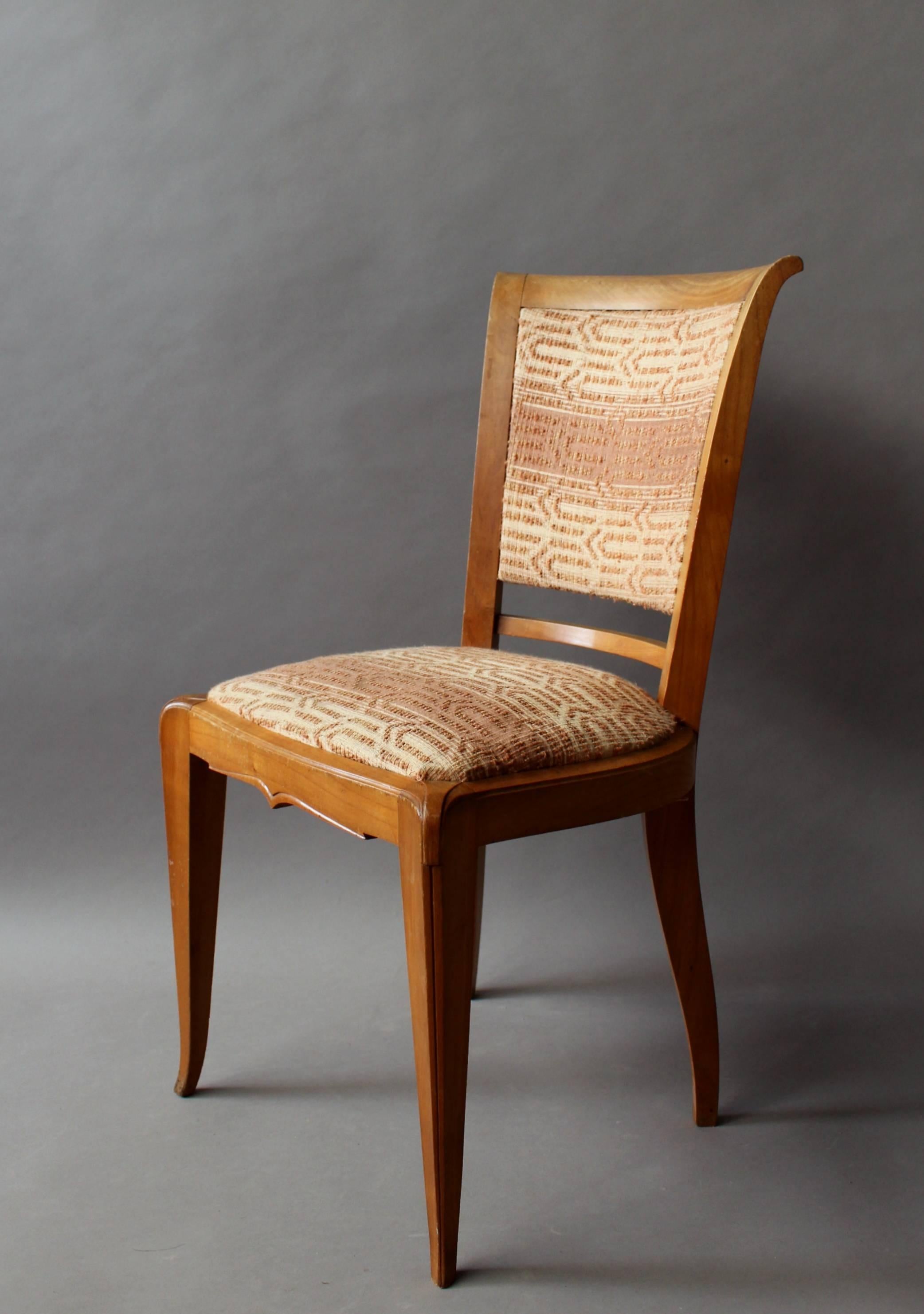 Set von 8 feinen französischen Art-Déco-Esszimmerstühlen aus Kirschbaumholz im Zustand „Relativ gut“ im Angebot in Long Island City, NY