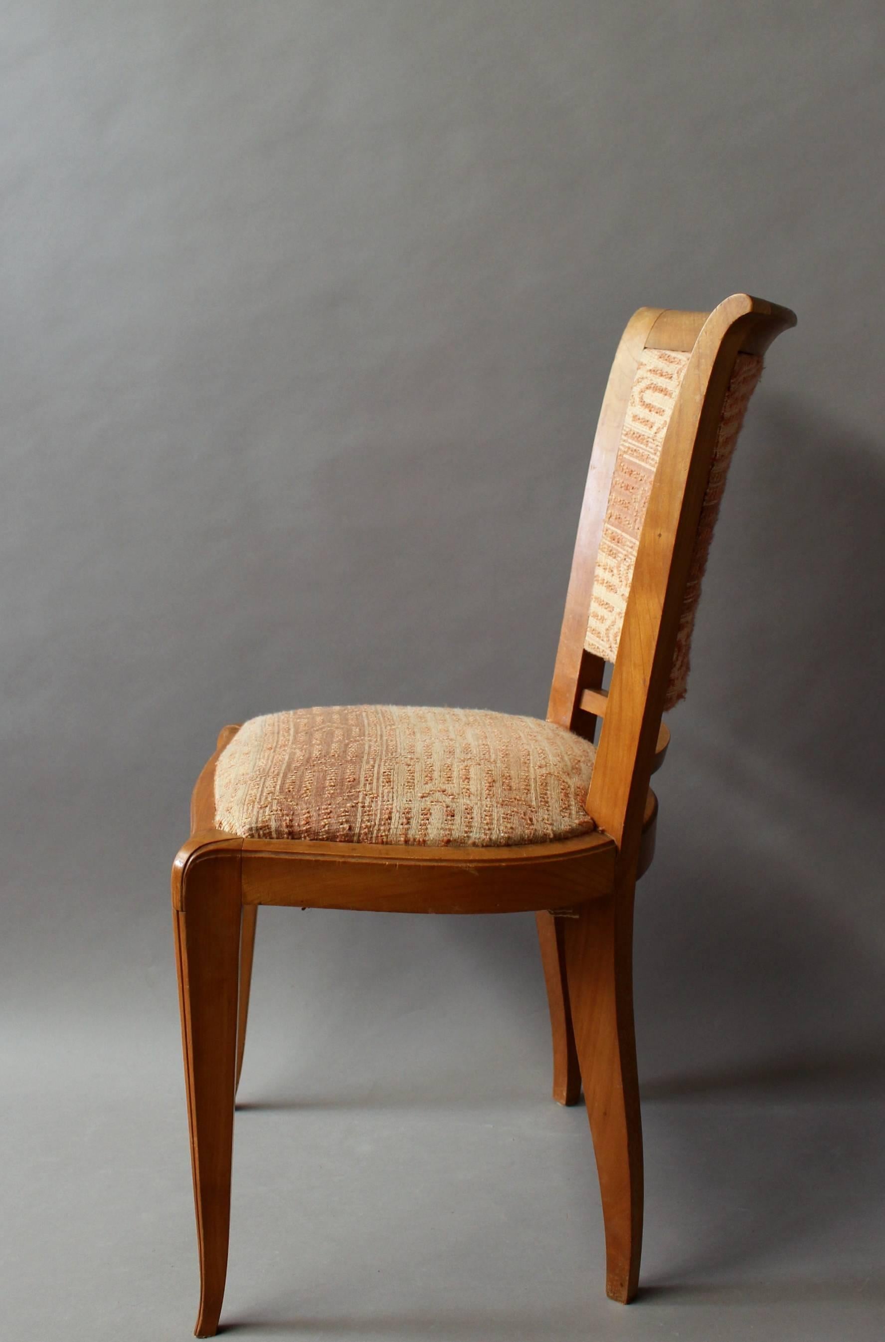Set von 8 feinen französischen Art-Déco-Esszimmerstühlen aus Kirschbaumholz (Mitte des 20. Jahrhunderts) im Angebot