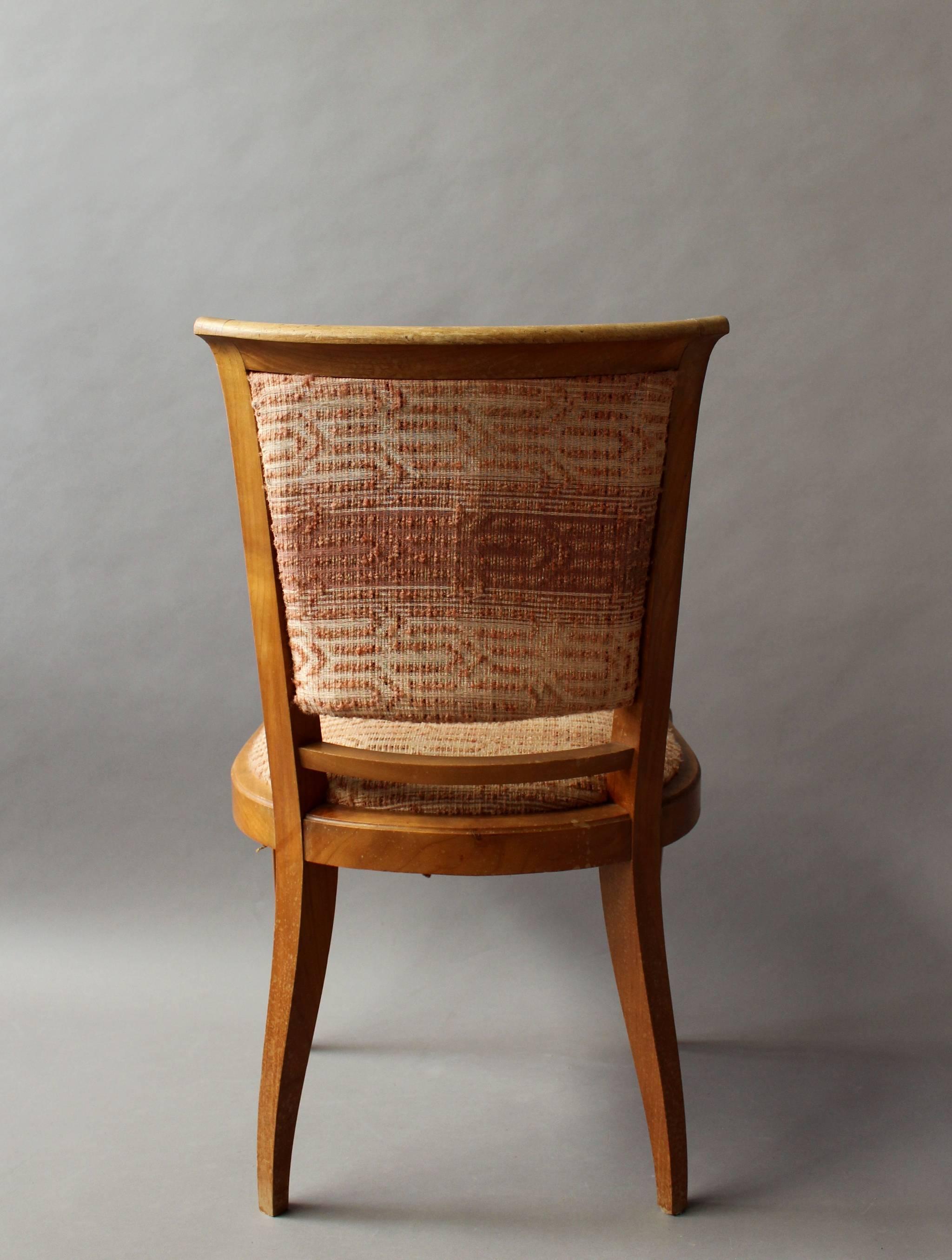 Set von 8 feinen französischen Art-Déco-Esszimmerstühlen aus Kirschbaumholz im Angebot 1