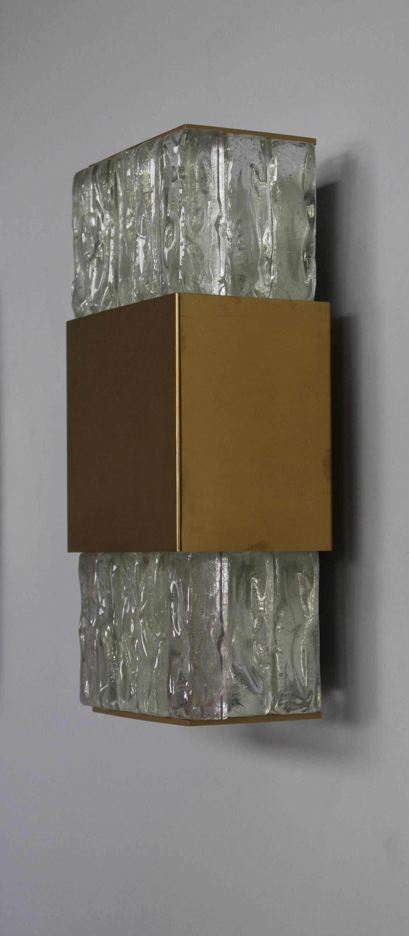 Milieu du XXe siècle 2 Appliques Art Déco françaises en plaques de bronze et de verre par Perzel en vente