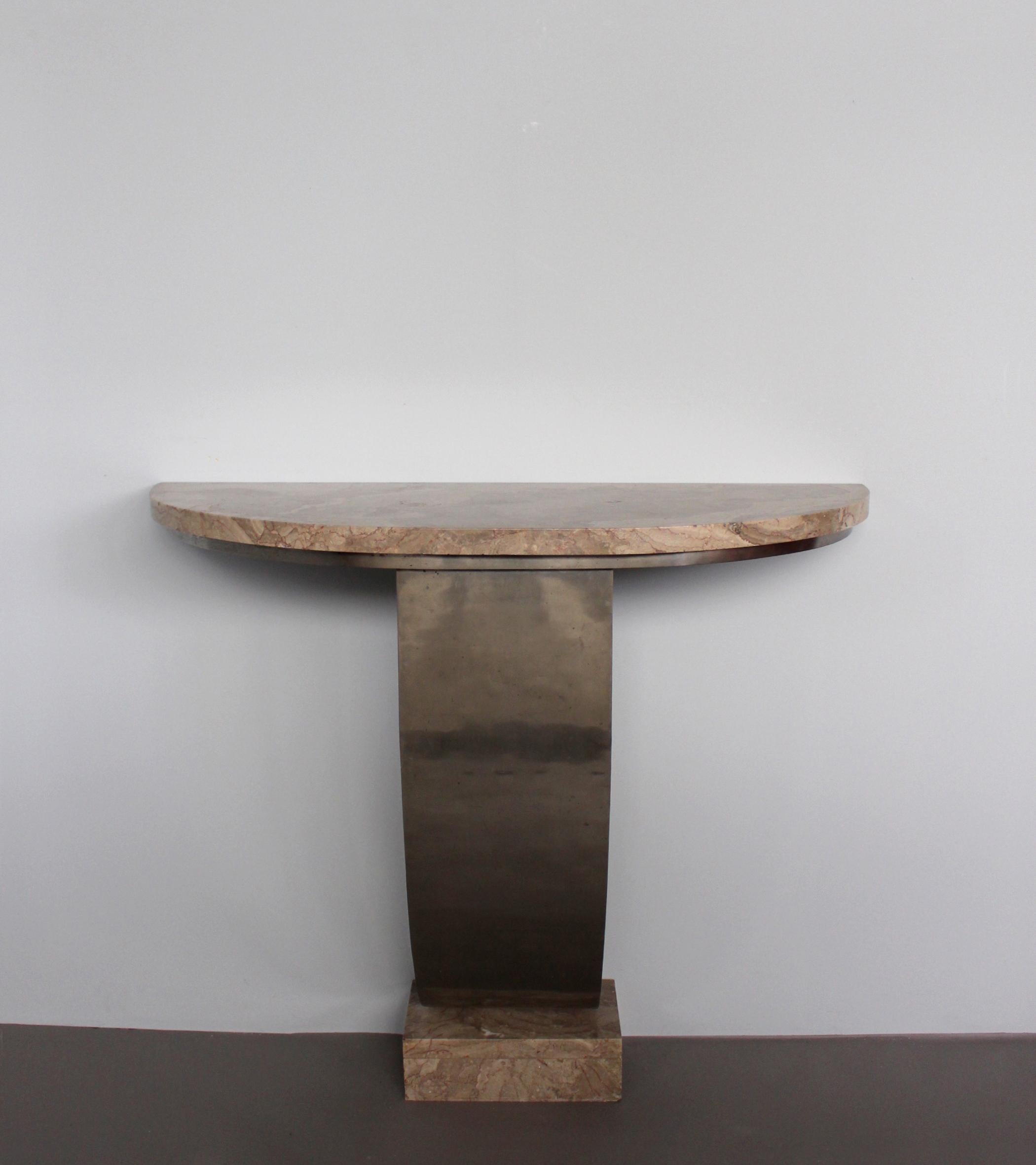 Eine feine und elegante französische Tischkonsole aus gehämmertem Stahl und Marmor im Art Déco-Stil.

  